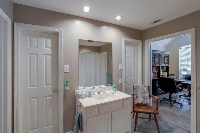 Jack and Jill with walk in closets