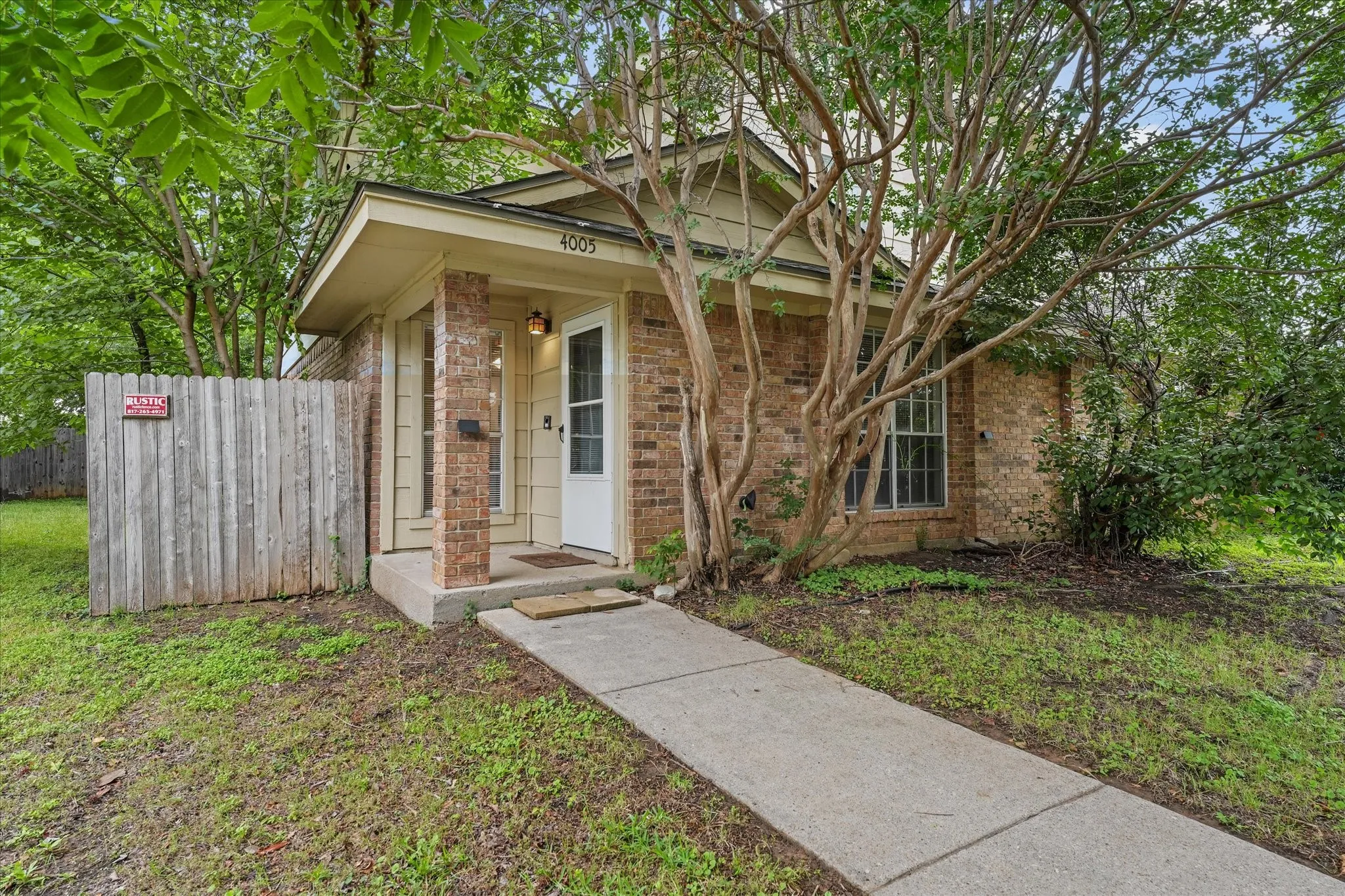 Duplex For Rent in Tarrant County , 4005 Ridgebrook Drive, Arlington, Texas 76015, 3 Bedroom, 3 Bathroom, 2 Garage spaces, 1,875 Sqft, built in 1979, mls#21297734, Real Estate Agent in Arlington, Homes For Rent in Tarrant county, Homes For Rent in Arlington, Realtor in Arlington Texas, Real Estate Brokerage Independent Realty Texas, Luminita Cordes Realtor