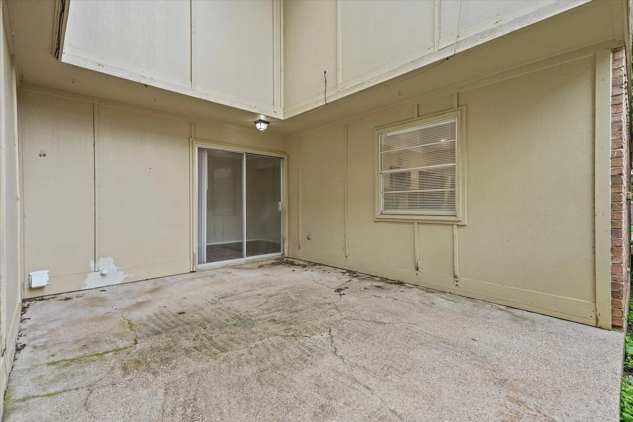Courtyard that features a grassy area