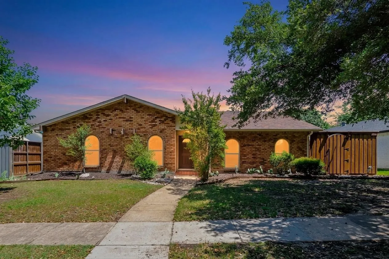 Single Family Residence For Sale in Denton County , 5009 Middleton Circle, The Colony, Texas 75056, 4 Bedroom, 2 Bathroom, 2 Garage spaces, 2,123 Sqft, built in 1975, mls#21298450, Real Estate Agent in The Colony, Homes For Sale in Denton county, Homes For Sale in The Colony, Realtor in The Colony Texas, Real Estate Brokerage Independent Realty Texas, Luminita Cordes Realtor