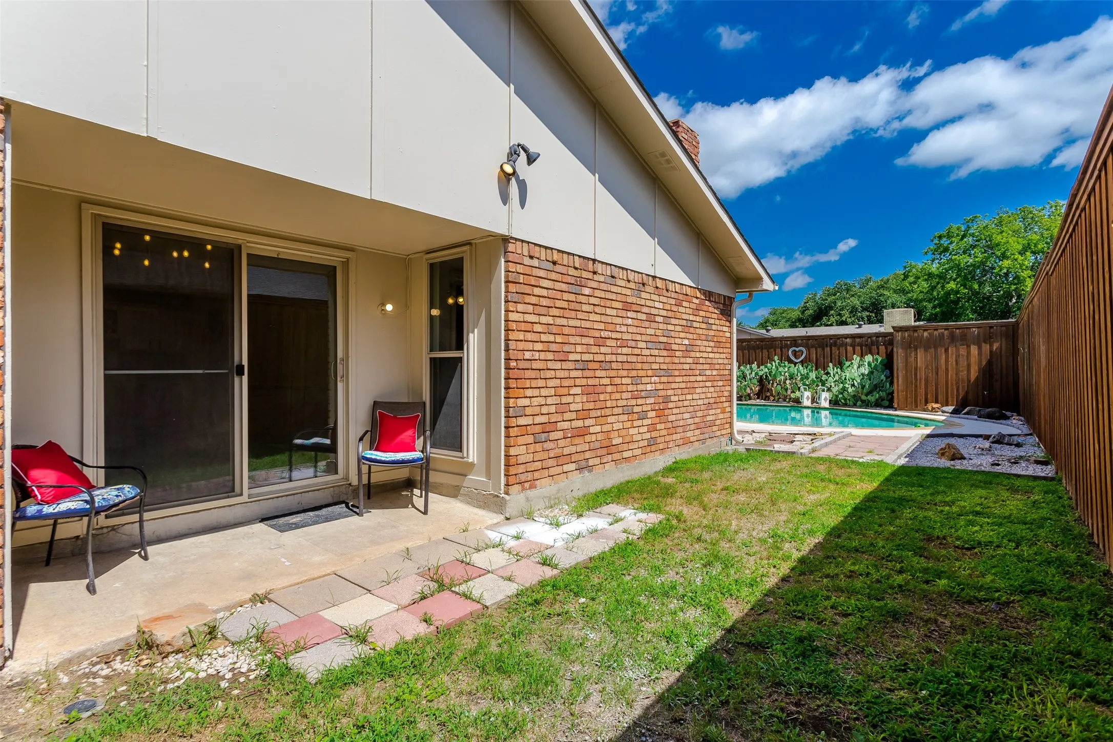 Single Family Residence For Sale in Denton County , 5009 Middleton Circle, The Colony, Texas 75056, 4 Bedroom, 2 Bathroom, 2 Garage spaces, 2,123 Sqft, built in 1975, mls#21298450, Real Estate Agent in The Colony, Homes For Sale in Denton county, Homes For Sale in The Colony, Realtor in The Colony Texas, Real Estate Brokerage Independent Realty Texas, Luminita Cordes Realtor