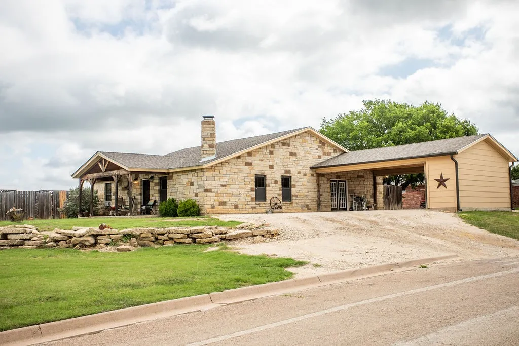 Single Family Residence For Sale in Shackelford County , 307 County Road 148, Albany, Texas 76430, 3 Bedroom, 2 Bathroom, Garage spaces, 2,009 Sqft, built in 2016, mls#21294606, Real Estate Agent in Albany, Homes For Sale in Shackelford county, Homes For Sale in Albany, Realtor in Albany Texas, Real Estate Brokerage Independent Realty Texas, Luminita Cordes Realtor