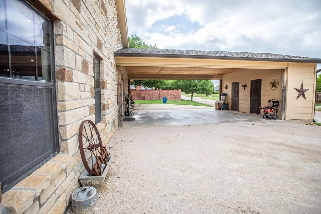 Single Family Residence For Sale in Shackelford County , 307 County Road 148, Albany, Texas 76430, 3 Bedroom, 2 Bathroom, Garage spaces, 2,009 Sqft, built in 2016, mls#21294606, Real Estate Agent in Albany, Homes For Sale in Shackelford county, Homes For Sale in Albany, Realtor in Albany Texas, Real Estate Brokerage Independent Realty Texas, Luminita Cordes Realtor