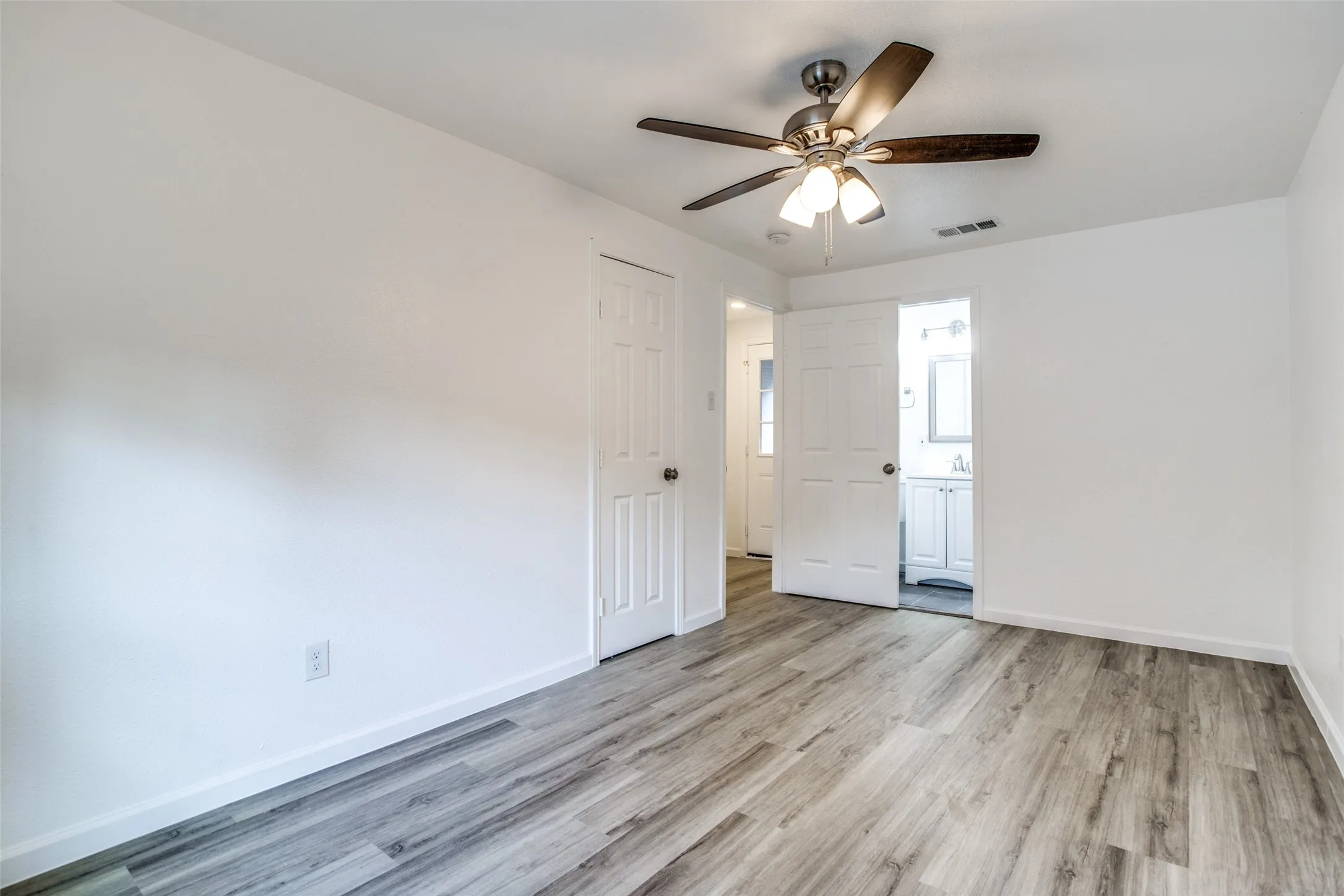 Single Family Residence For Rent in Dallas County , 3564 Virginia Boulevard, Dallas, Texas 75211, 3 Bedroom, 2 Bathroom, Garage spaces, 1,327 Sqft, built in 1946, mls#21299287, Real Estate Agent in Dallas, Homes For Rent in Dallas county, Homes For Rent in Dallas, Realtor in Dallas Texas, Real Estate Brokerage Independent Realty Texas, Luminita Cordes Realtor