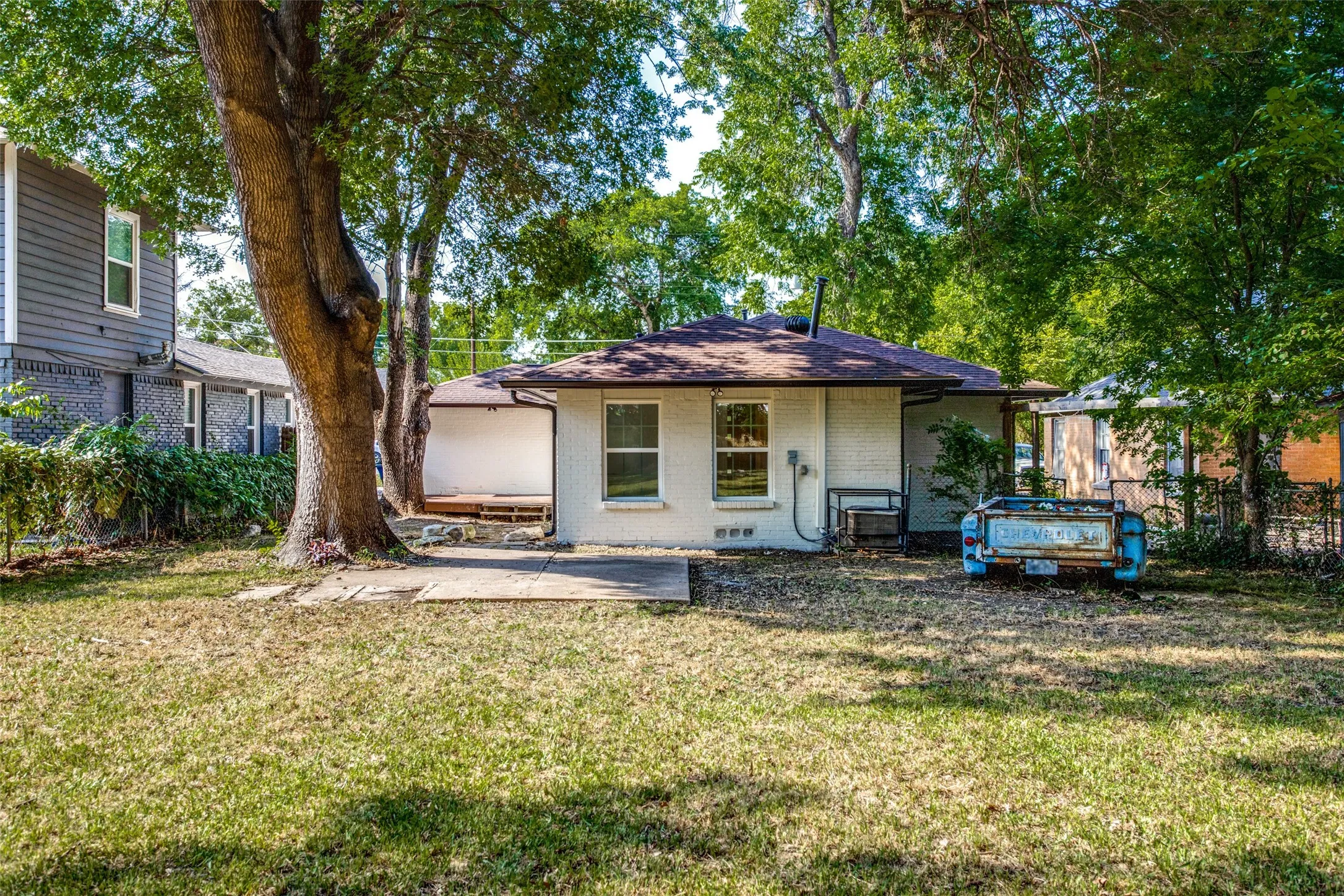 Single Family Residence For Rent in Dallas County , 3564 Virginia Boulevard, Dallas, Texas 75211, 3 Bedroom, 2 Bathroom, Garage spaces, 1,327 Sqft, built in 1946, mls#21299287, Real Estate Agent in Dallas, Homes For Rent in Dallas county, Homes For Rent in Dallas, Realtor in Dallas Texas, Real Estate Brokerage Independent Realty Texas, Luminita Cordes Realtor