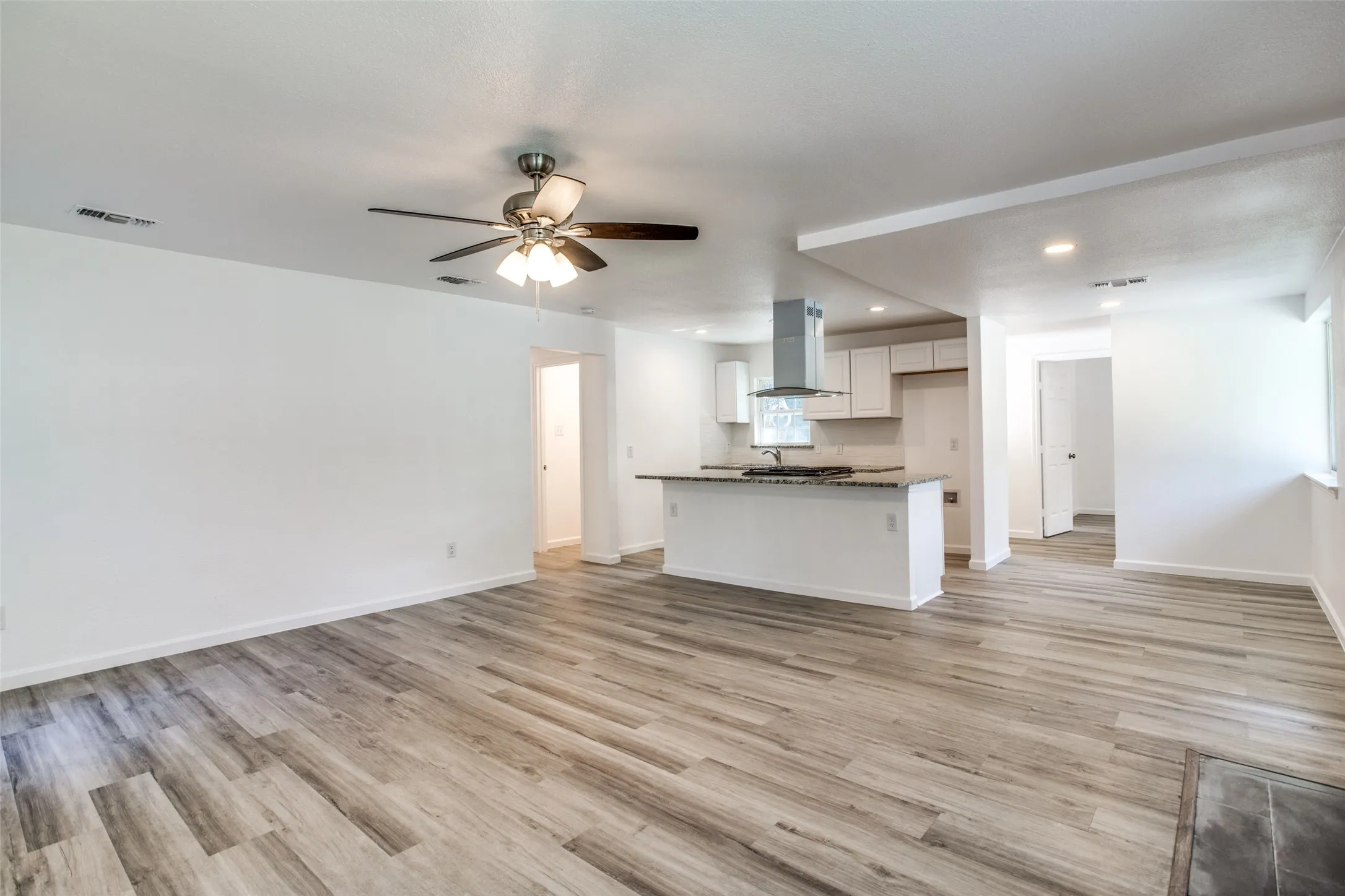 Single Family Residence For Rent in Dallas County , 3564 Virginia Boulevard, Dallas, Texas 75211, 3 Bedroom, 2 Bathroom, Garage spaces, 1,327 Sqft, built in 1946, mls#21299287, Real Estate Agent in Dallas, Homes For Rent in Dallas county, Homes For Rent in Dallas, Realtor in Dallas Texas, Real Estate Brokerage Independent Realty Texas, Luminita Cordes Realtor