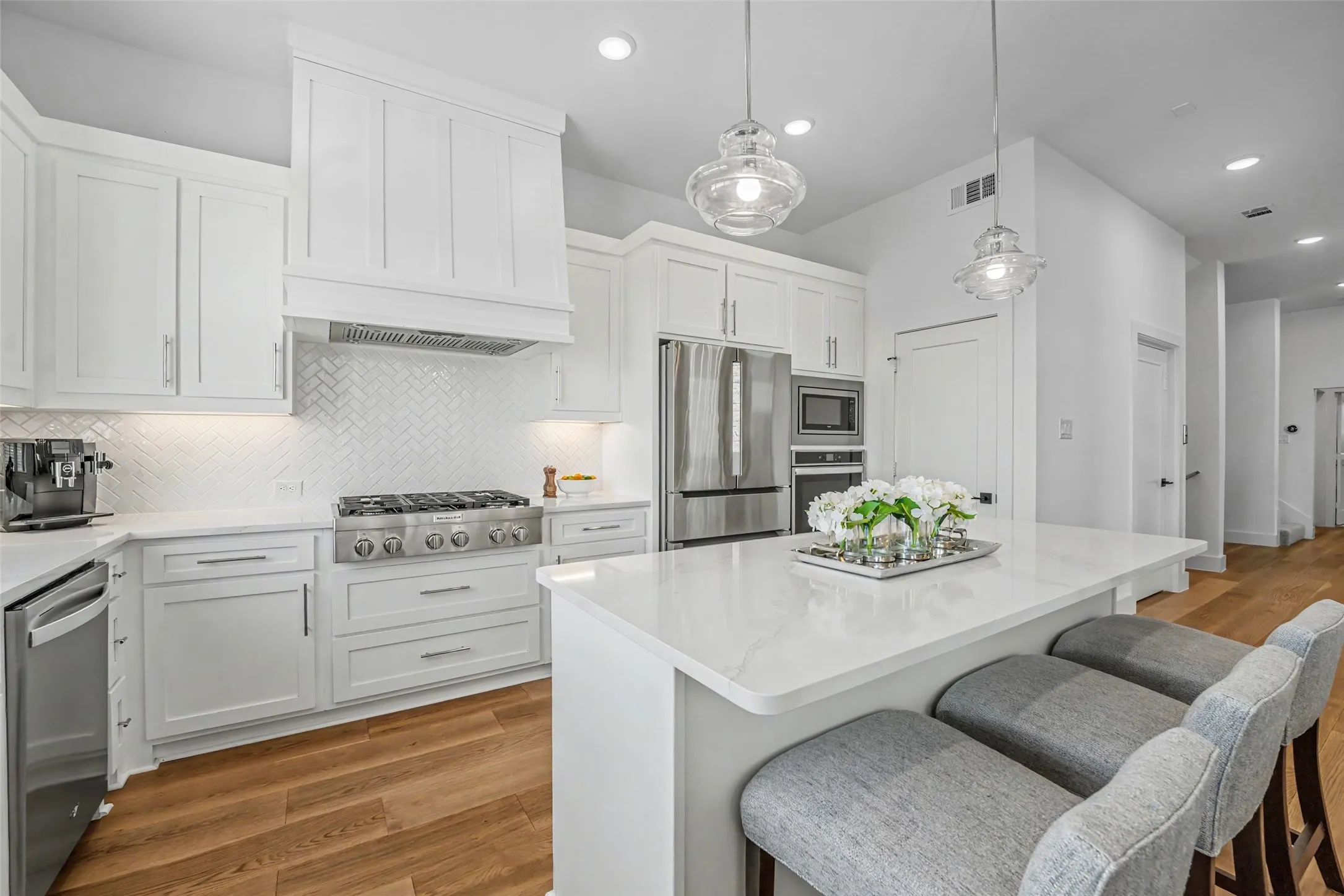 Large Center Island features Quartz Countertops
