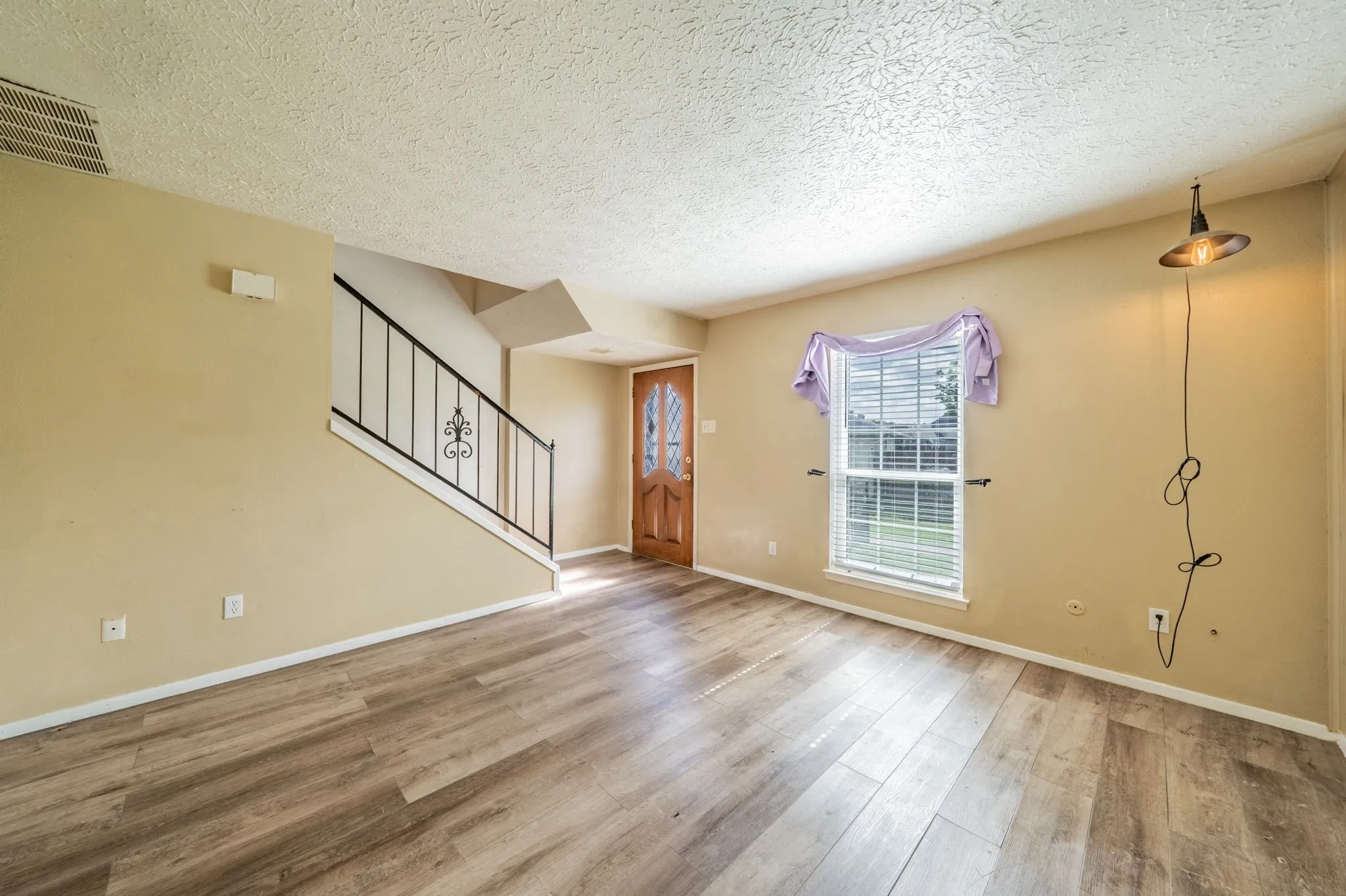 Townhouse For Sale in Dallas County , 36 W Creek Lane, Grand Prairie, Texas 75052, 2 Bedrooms, 2 Bathrooms, Garage spaces, 1,156 Sqft, built in 1971, Price $165,000, mls#21299320, Real Estate Agent in Grand Prairie, Homes For Sale in Dallas county, Homes For Sale in Grand Prairie, Realtor in Grand Prairie Texas, Real Estate Brokerage Independent Realty Texas, Luminita Cordes Realtor