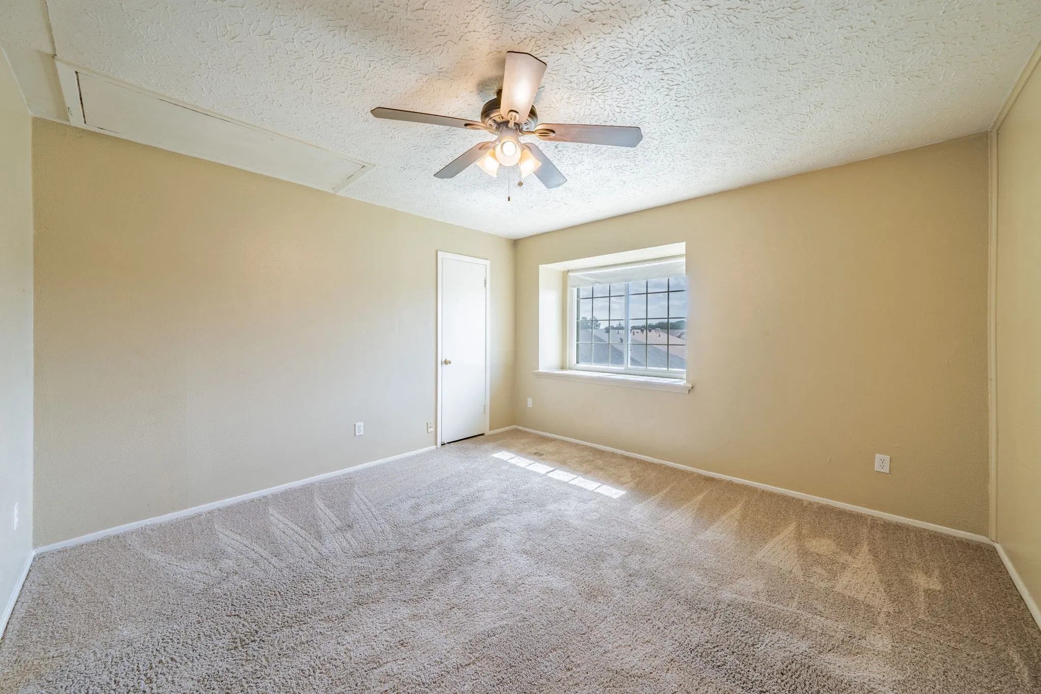 Townhouse For Sale in Dallas County , 36 W Creek Lane, Grand Prairie, Texas 75052, 2 Bedrooms, 2 Bathrooms, Garage spaces, 1,156 Sqft, built in 1971, Price $165,000, mls#21299320, Real Estate Agent in Grand Prairie, Homes For Sale in Dallas county, Homes For Sale in Grand Prairie, Realtor in Grand Prairie Texas, Real Estate Brokerage Independent Realty Texas, Luminita Cordes Realtor