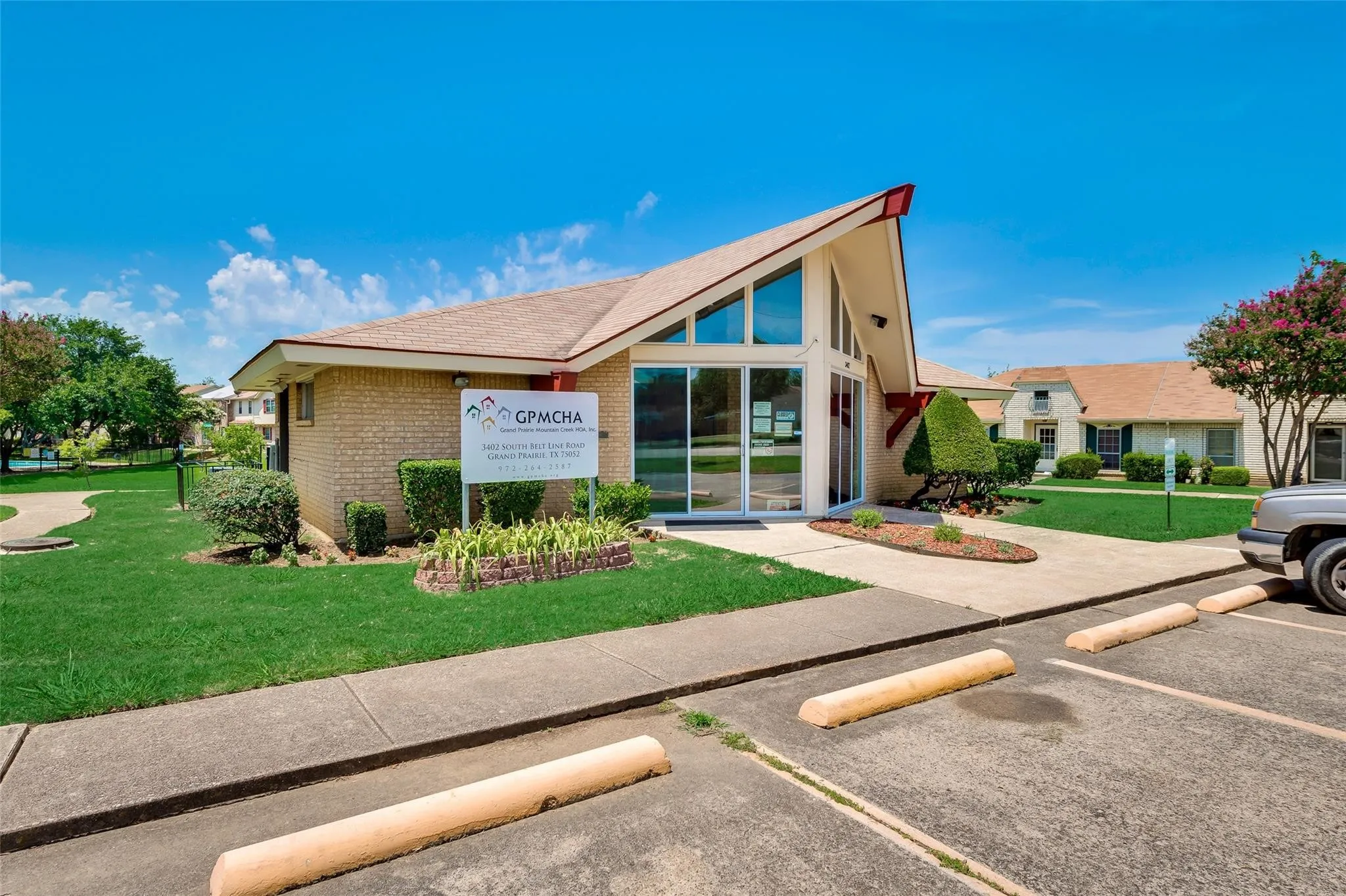 Townhouse For Sale in Dallas County , 36 W Creek Lane, Grand Prairie, Texas 75052, 2 Bedrooms, 2 Bathrooms, Garage spaces, 1,156 Sqft, built in 1971, Price $165,000, mls#21299320, Real Estate Agent in Grand Prairie, Homes For Sale in Dallas county, Homes For Sale in Grand Prairie, Realtor in Grand Prairie Texas, Real Estate Brokerage Independent Realty Texas, Luminita Cordes Realtor