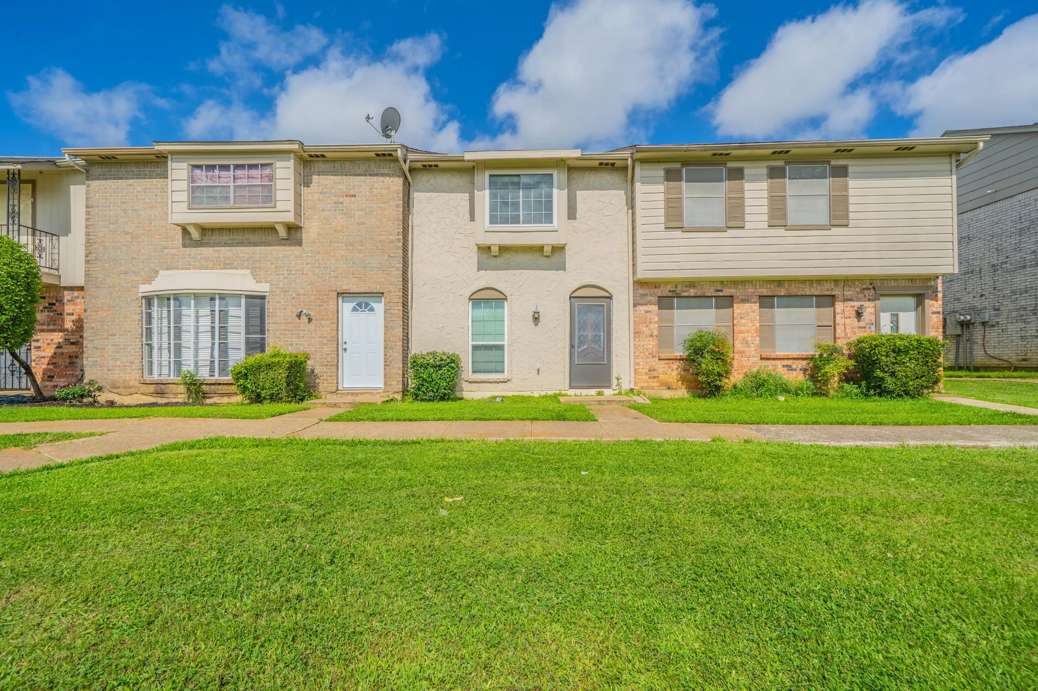 Townhouse For Sale in Dallas County , 36 W Creek Lane, Grand Prairie, Texas 75052, 2 Bedrooms, 2 Bathrooms, Garage spaces, 1,156 Sqft, built in 1971, Price $165,000, mls#21299320, Real Estate Agent in Grand Prairie, Homes For Sale in Dallas county, Homes For Sale in Grand Prairie, Realtor in Grand Prairie Texas, Real Estate Brokerage Independent Realty Texas, Luminita Cordes Realtor