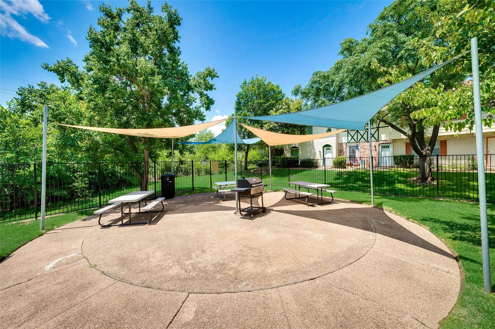 Townhouse For Sale in Dallas County , 36 W Creek Lane, Grand Prairie, Texas 75052, 2 Bedrooms, 2 Bathrooms, Garage spaces, 1,156 Sqft, built in 1971, Price $165,000, mls#21299320, Real Estate Agent in Grand Prairie, Homes For Sale in Dallas county, Homes For Sale in Grand Prairie, Realtor in Grand Prairie Texas, Real Estate Brokerage Independent Realty Texas, Luminita Cordes Realtor
