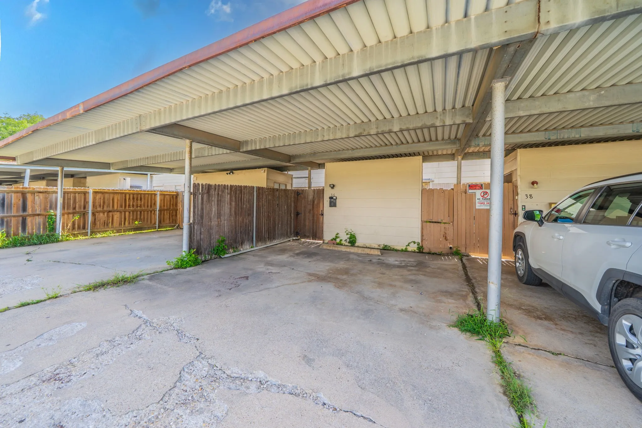 Townhouse For Sale in Dallas County , 36 W Creek Lane, Grand Prairie, Texas 75052, 2 Bedrooms, 2 Bathrooms, Garage spaces, 1,156 Sqft, built in 1971, Price $165,000, mls#21299320, Real Estate Agent in Grand Prairie, Homes For Sale in Dallas county, Homes For Sale in Grand Prairie, Realtor in Grand Prairie Texas, Real Estate Brokerage Independent Realty Texas, Luminita Cordes Realtor