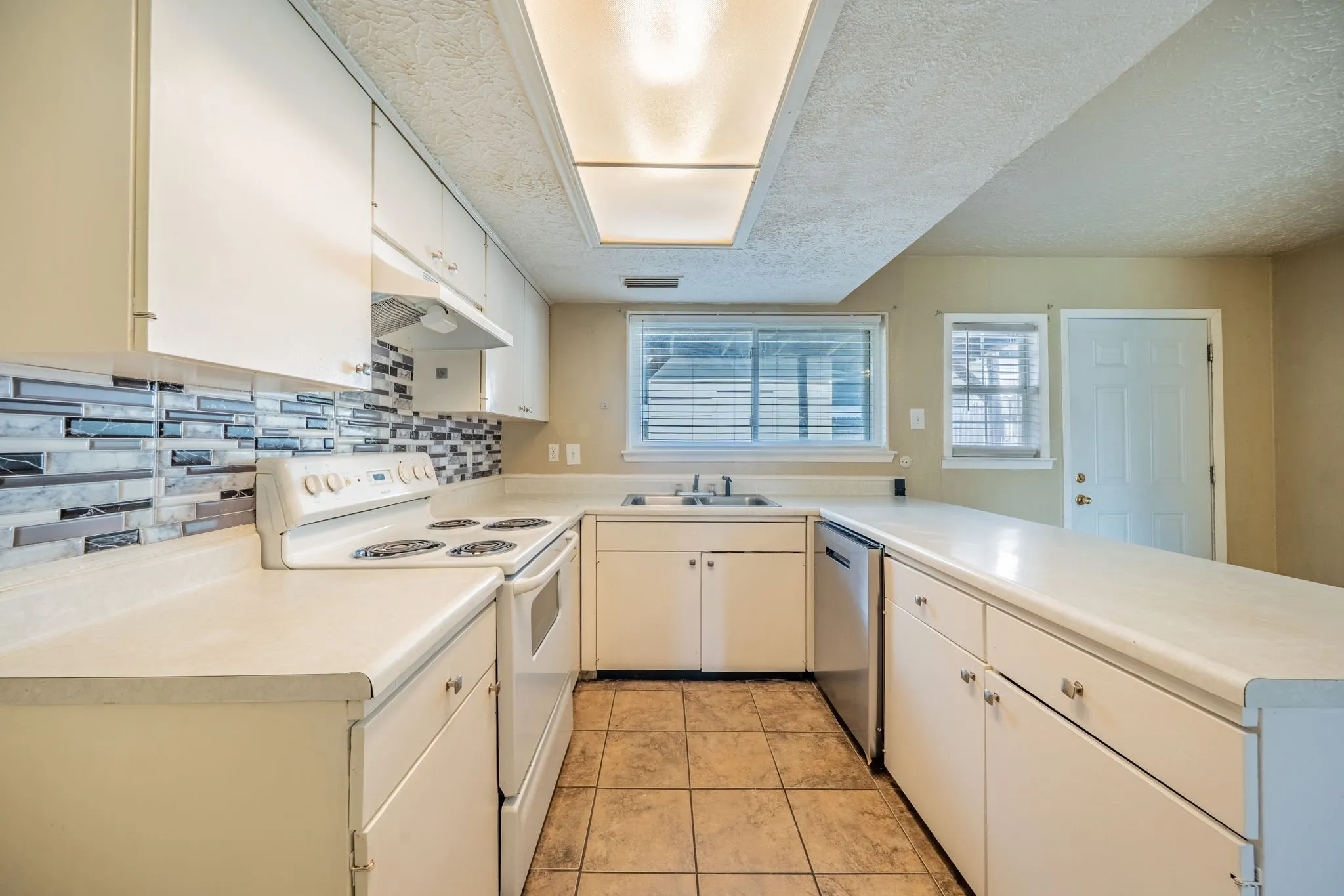 Townhouse For Sale in Dallas County , 36 W Creek Lane, Grand Prairie, Texas 75052, 2 Bedrooms, 2 Bathrooms, Garage spaces, 1,156 Sqft, built in 1971, Price $165,000, mls#21299320, Real Estate Agent in Grand Prairie, Homes For Sale in Dallas county, Homes For Sale in Grand Prairie, Realtor in Grand Prairie Texas, Real Estate Brokerage Independent Realty Texas, Luminita Cordes Realtor