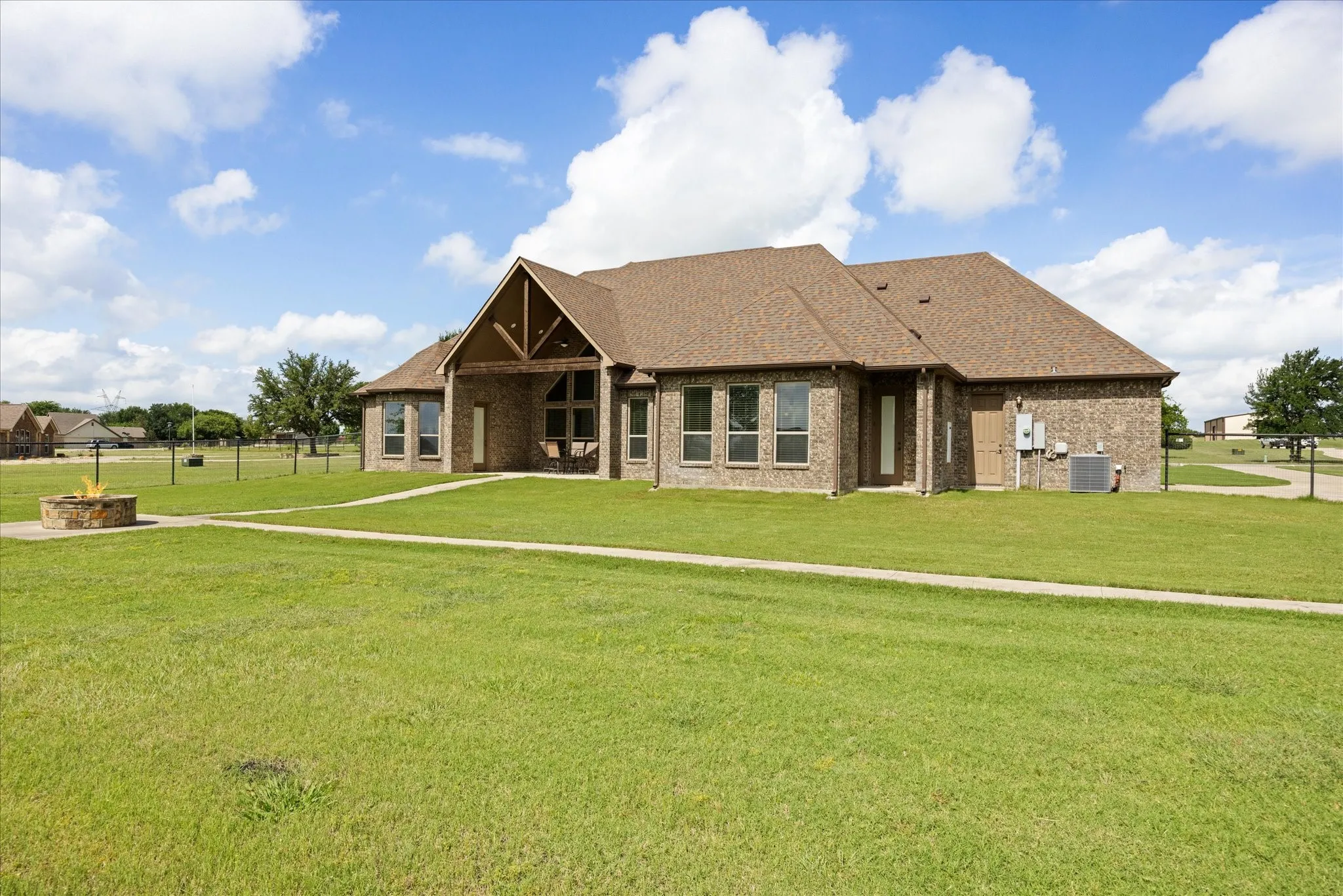 Single Family Residence For Sale in Parker County , 104 Rattling Antler Court, Azle, Texas 76020, 4 Bedroom, 3 Bathroom, 5 Garage spaces, 2,673 Sqft, built in 2016, mls#21297112, Real Estate Agent in Azle, Homes For Sale in Parker county, Homes For Sale in Azle, Realtor in Azle Texas, Real Estate Brokerage Independent Realty Texas, Luminita Cordes Realtor