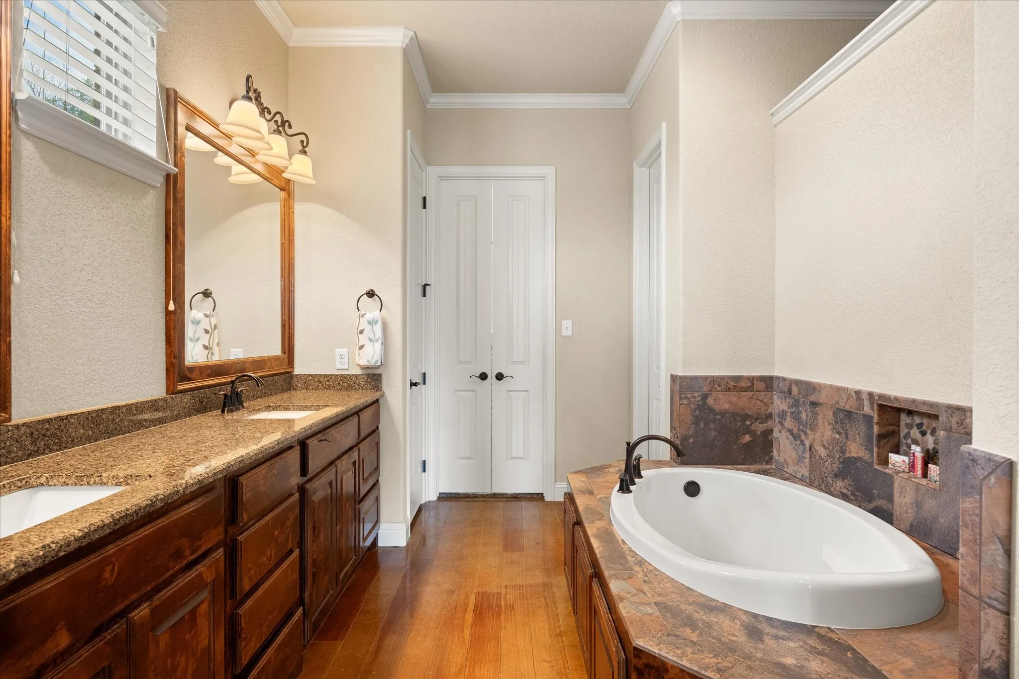 Single Family Residence For Sale in Parker County , 104 Rattling Antler Court, Azle, Texas 76020, 4 Bedroom, 3 Bathroom, 5 Garage spaces, 2,673 Sqft, built in 2016, mls#21297112, Real Estate Agent in Azle, Homes For Sale in Parker county, Homes For Sale in Azle, Realtor in Azle Texas, Real Estate Brokerage Independent Realty Texas, Luminita Cordes Realtor