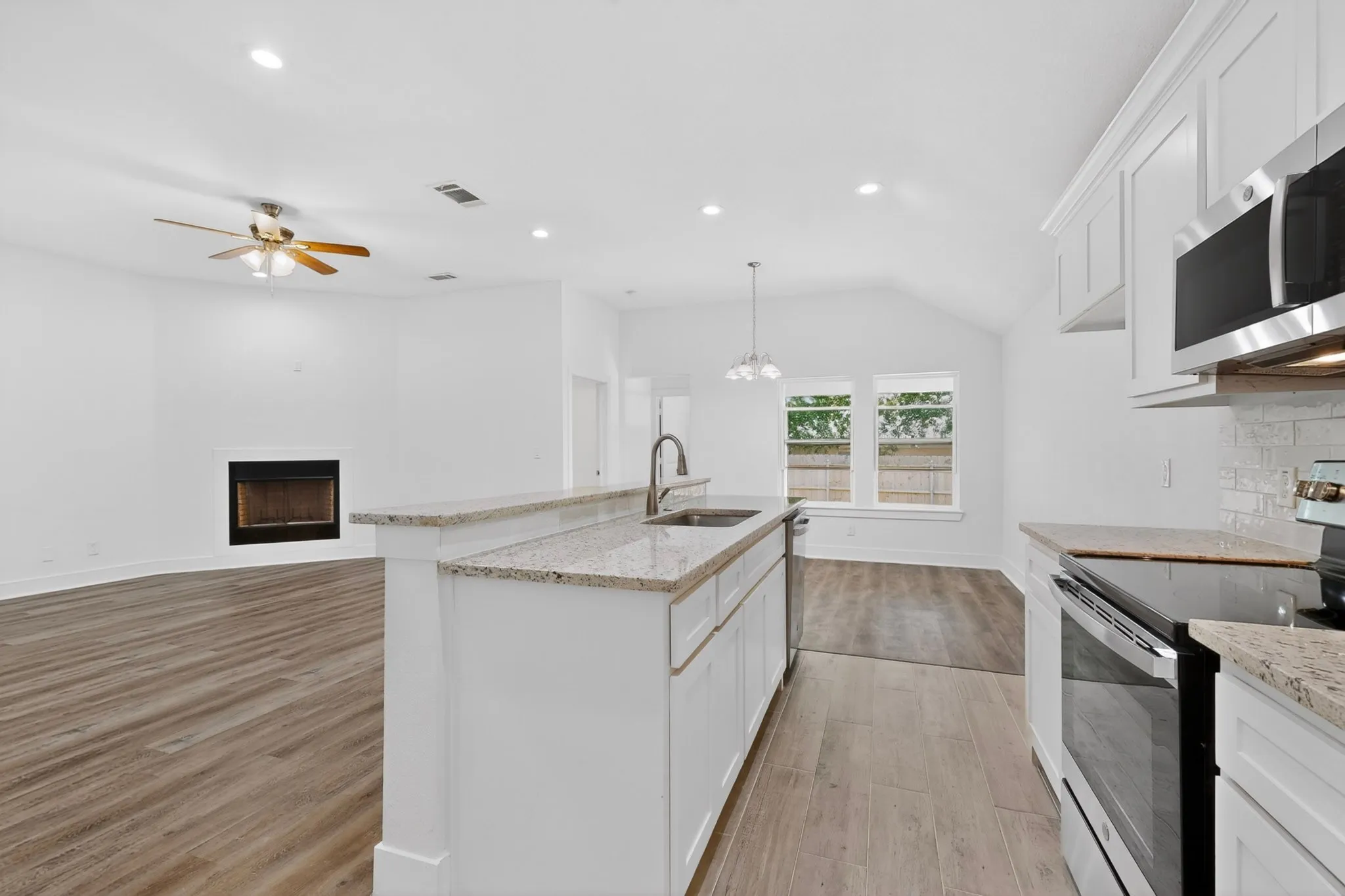 Single Family Residence For Sale in Hunt County , 3407 Pickett Street, Greenville, Texas 75401, 3 Bedroom, 3 Bathroom, 2 Garage spaces, 1,590 Sqft, built in 2022, mls#21299341, Real Estate Agent in Greenville, Homes For Sale in Hunt county, Homes For Sale in Greenville, Realtor in Greenville Texas, Real Estate Brokerage Independent Realty Texas, Luminita Cordes Realtor