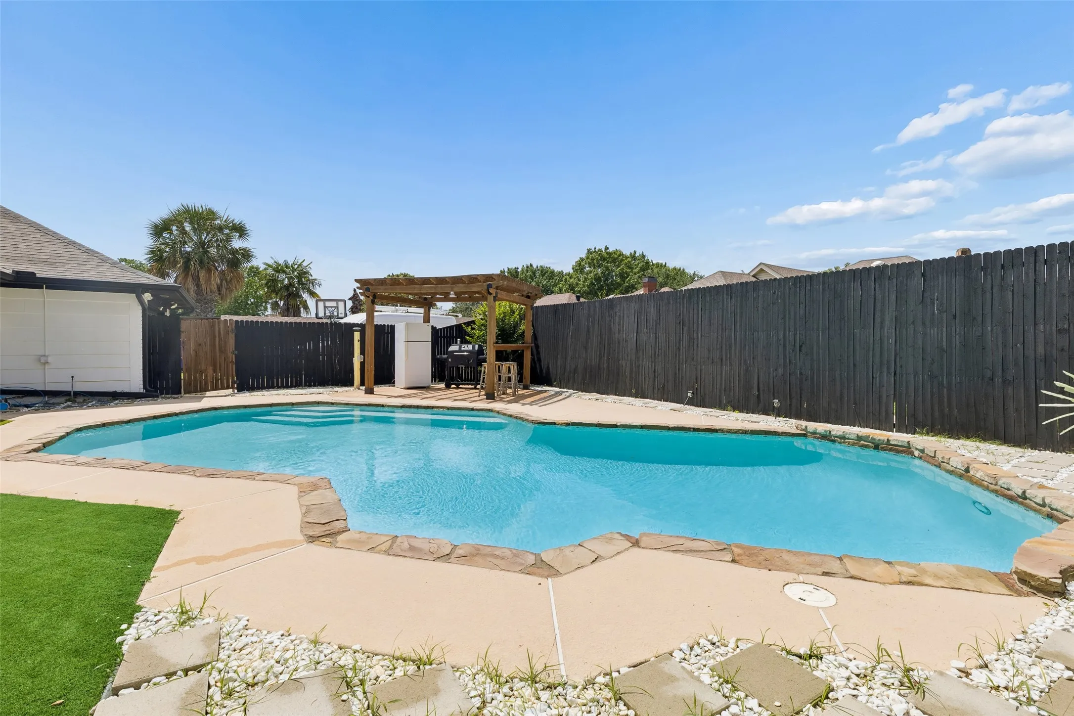 Single Family Residence For Sale in Dallas County , 2405 Hanover Court, Rowlett, Texas 75088, 4 Bedroom, 3 Bathroom, 2 Garage spaces, 2,424 Sqft, built in 1985, mls#21290110, Real Estate Agent in Rowlett, Homes For Sale in Dallas county, Homes For Sale in Rowlett, Realtor in Rowlett Texas, Real Estate Brokerage Independent Realty Texas, Luminita Cordes Realtor