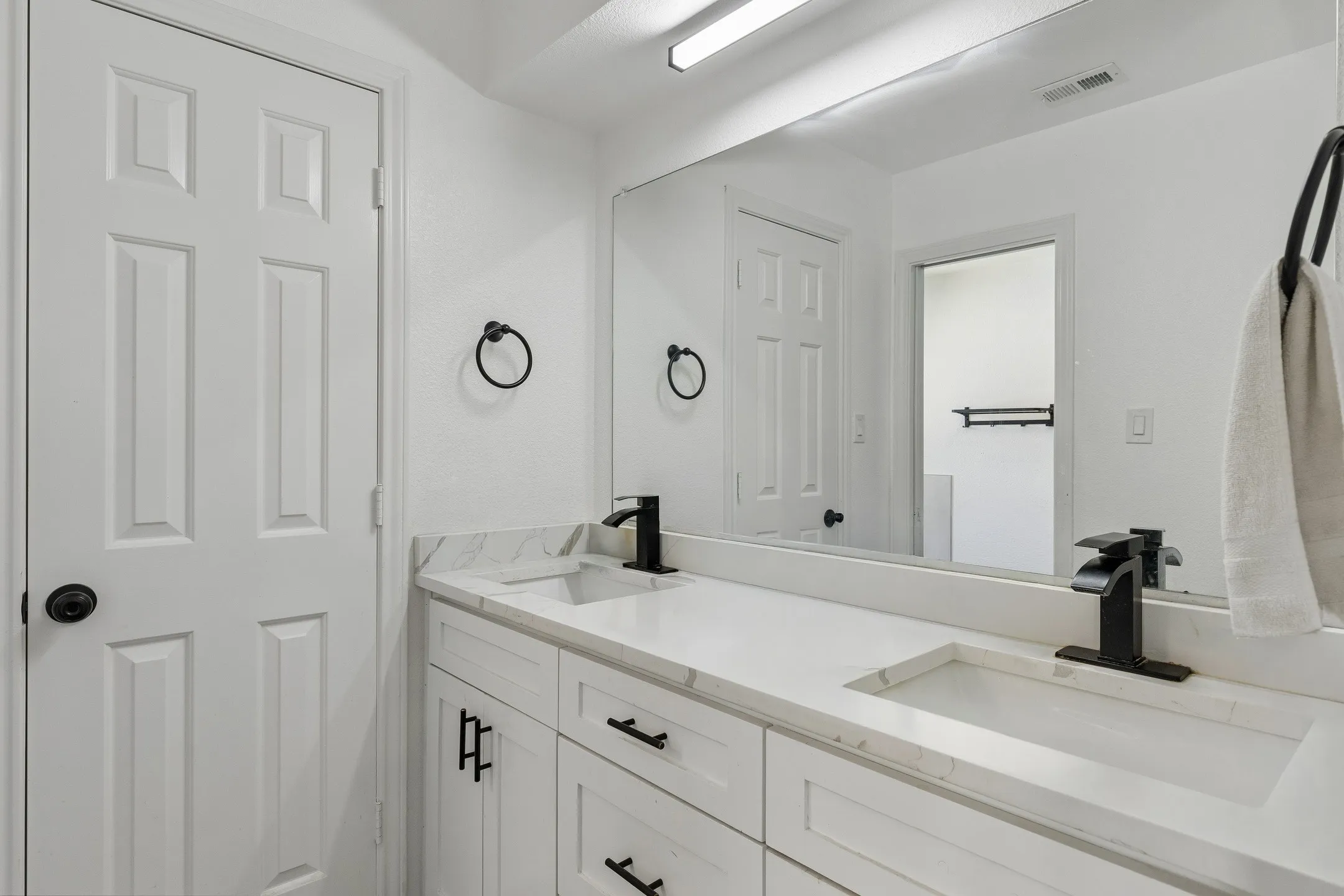 Single Family Residence For Sale in Dallas County , 2405 Hanover Court, Rowlett, Texas 75088, 4 Bedroom, 3 Bathroom, 2 Garage spaces, 2,424 Sqft, built in 1985, mls#21290110, Real Estate Agent in Rowlett, Homes For Sale in Dallas county, Homes For Sale in Rowlett, Realtor in Rowlett Texas, Real Estate Brokerage Independent Realty Texas, Luminita Cordes Realtor