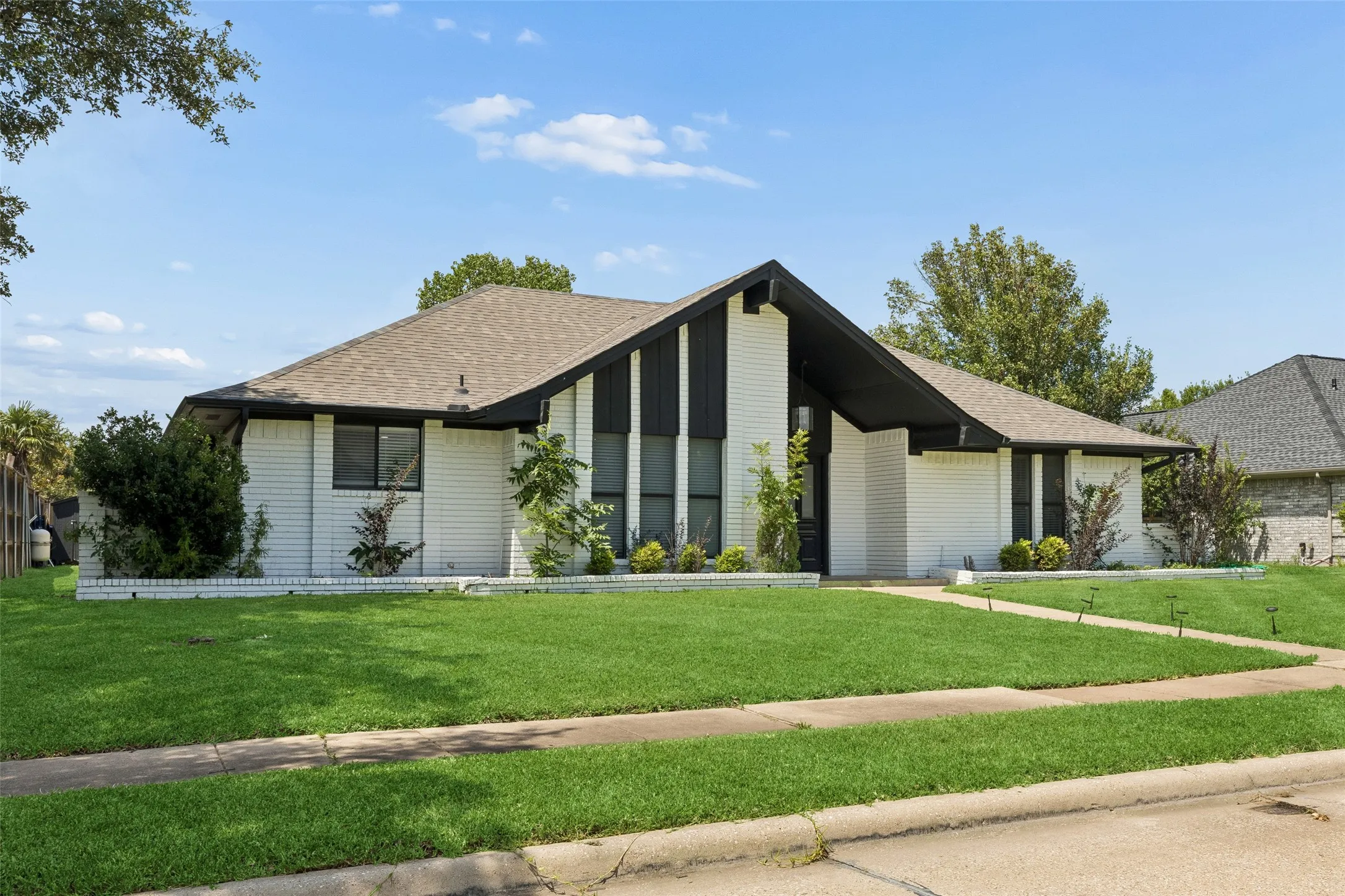 Single Family Residence For Sale in Dallas County , 2405 Hanover Court, Rowlett, Texas 75088, 4 Bedroom, 3 Bathroom, 2 Garage spaces, 2,424 Sqft, built in 1985, mls#21290110, Real Estate Agent in Rowlett, Homes For Sale in Dallas county, Homes For Sale in Rowlett, Realtor in Rowlett Texas, Real Estate Brokerage Independent Realty Texas, Luminita Cordes Realtor