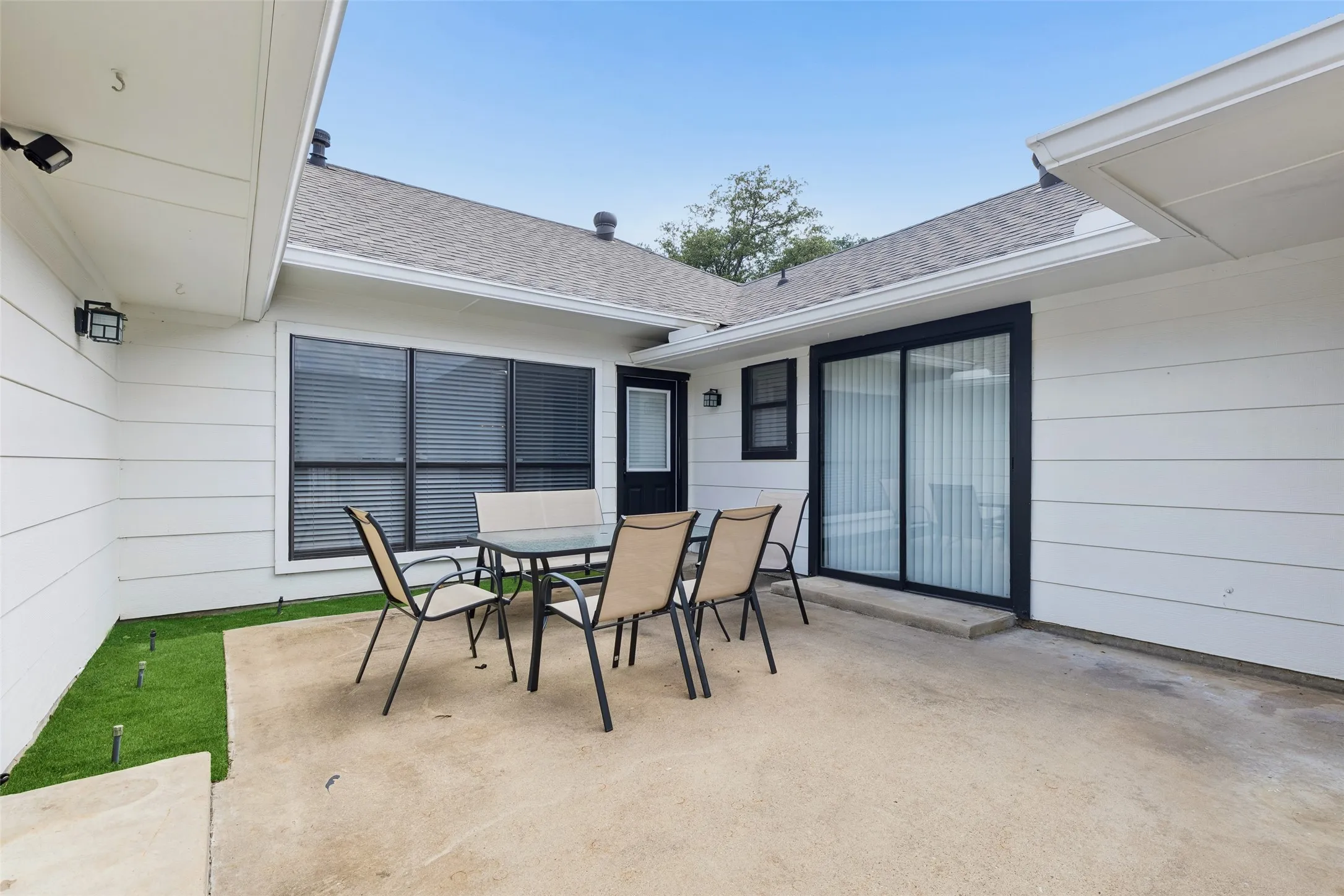 Single Family Residence For Sale in Dallas County , 2405 Hanover Court, Rowlett, Texas 75088, 4 Bedroom, 3 Bathroom, 2 Garage spaces, 2,424 Sqft, built in 1985, mls#21290110, Real Estate Agent in Rowlett, Homes For Sale in Dallas county, Homes For Sale in Rowlett, Realtor in Rowlett Texas, Real Estate Brokerage Independent Realty Texas, Luminita Cordes Realtor