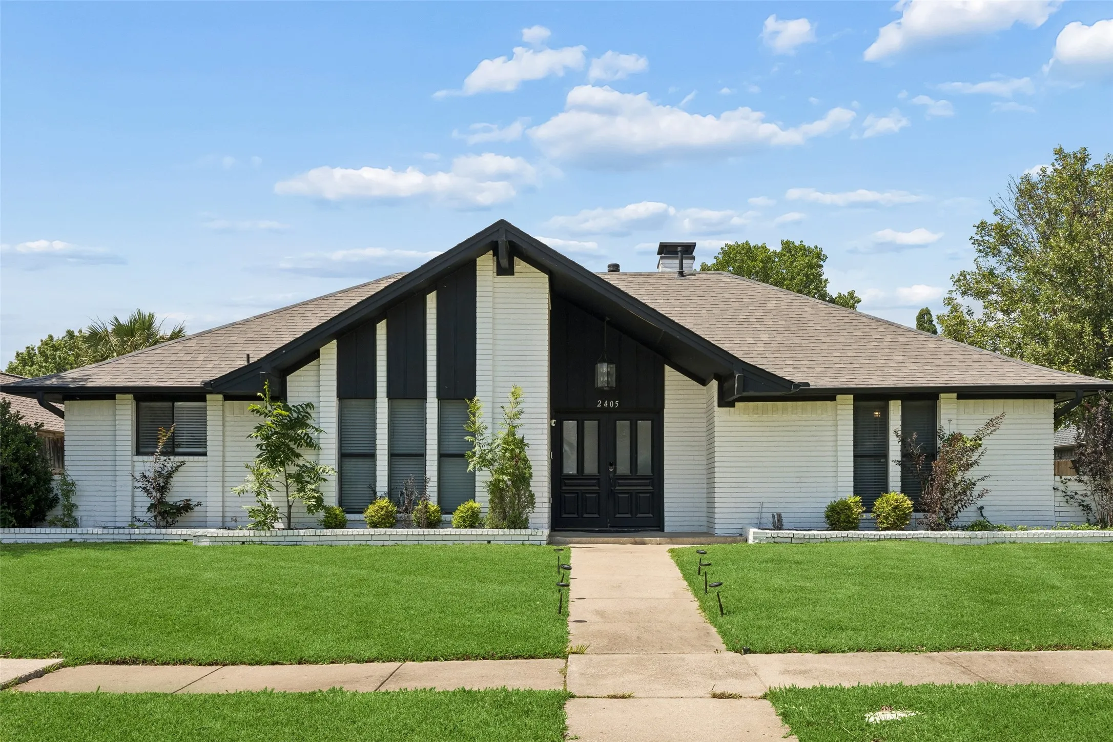 Single Family Residence For Sale in Dallas County , 2405 Hanover Court, Rowlett, Texas 75088, 4 Bedroom, 3 Bathroom, 2 Garage spaces, 2,424 Sqft, built in 1985, mls#21290110, Real Estate Agent in Rowlett, Homes For Sale in Dallas county, Homes For Sale in Rowlett, Realtor in Rowlett Texas, Real Estate Brokerage Independent Realty Texas, Luminita Cordes Realtor