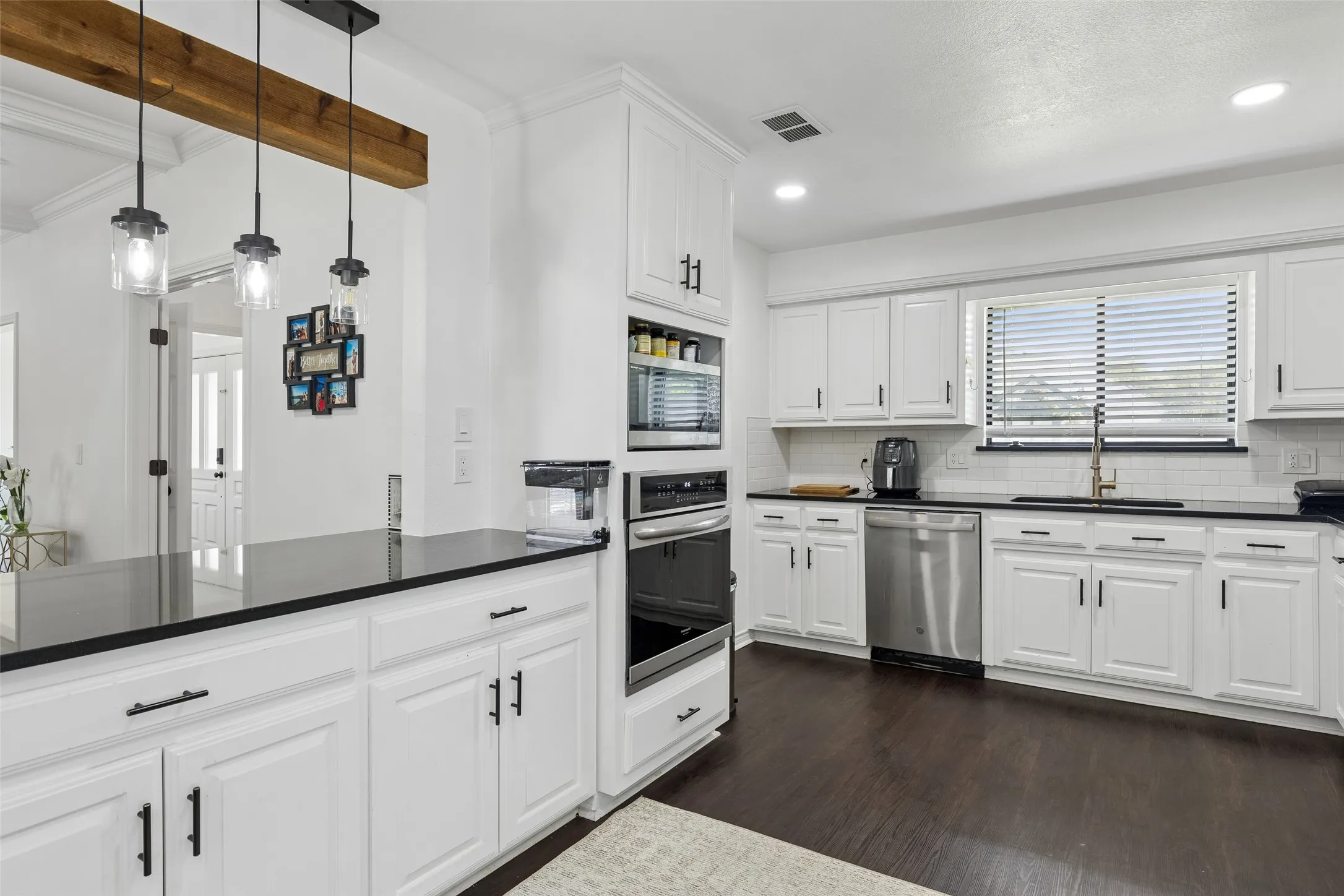 Single Family Residence For Sale in Dallas County , 2405 Hanover Court, Rowlett, Texas 75088, 4 Bedroom, 3 Bathroom, 2 Garage spaces, 2,424 Sqft, built in 1985, mls#21290110, Real Estate Agent in Rowlett, Homes For Sale in Dallas county, Homes For Sale in Rowlett, Realtor in Rowlett Texas, Real Estate Brokerage Independent Realty Texas, Luminita Cordes Realtor
