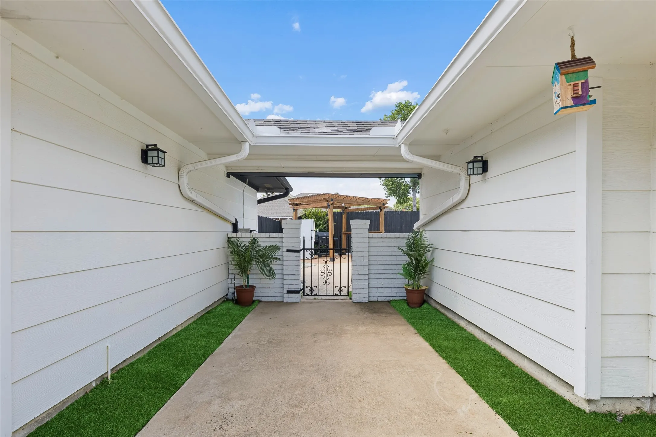 Single Family Residence For Sale in Dallas County , 2405 Hanover Court, Rowlett, Texas 75088, 4 Bedroom, 3 Bathroom, 2 Garage spaces, 2,424 Sqft, built in 1985, mls#21290110, Real Estate Agent in Rowlett, Homes For Sale in Dallas county, Homes For Sale in Rowlett, Realtor in Rowlett Texas, Real Estate Brokerage Independent Realty Texas, Luminita Cordes Realtor