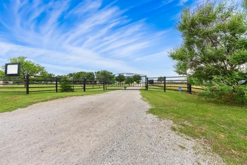 Farm For Sale in Denton County , 8085 Jackson Road, Krum, Texas 76249, 3 Bedroom, 3 Bathroom, 2 Garage spaces, 1,963 Sqft, built in 1984, mls#21292983, Real Estate Agent in Krum, Homes For Sale in Denton county, Homes For Sale in Krum, Realtor in Krum Texas, Real Estate Brokerage Independent Realty Texas, Luminita Cordes Realtor