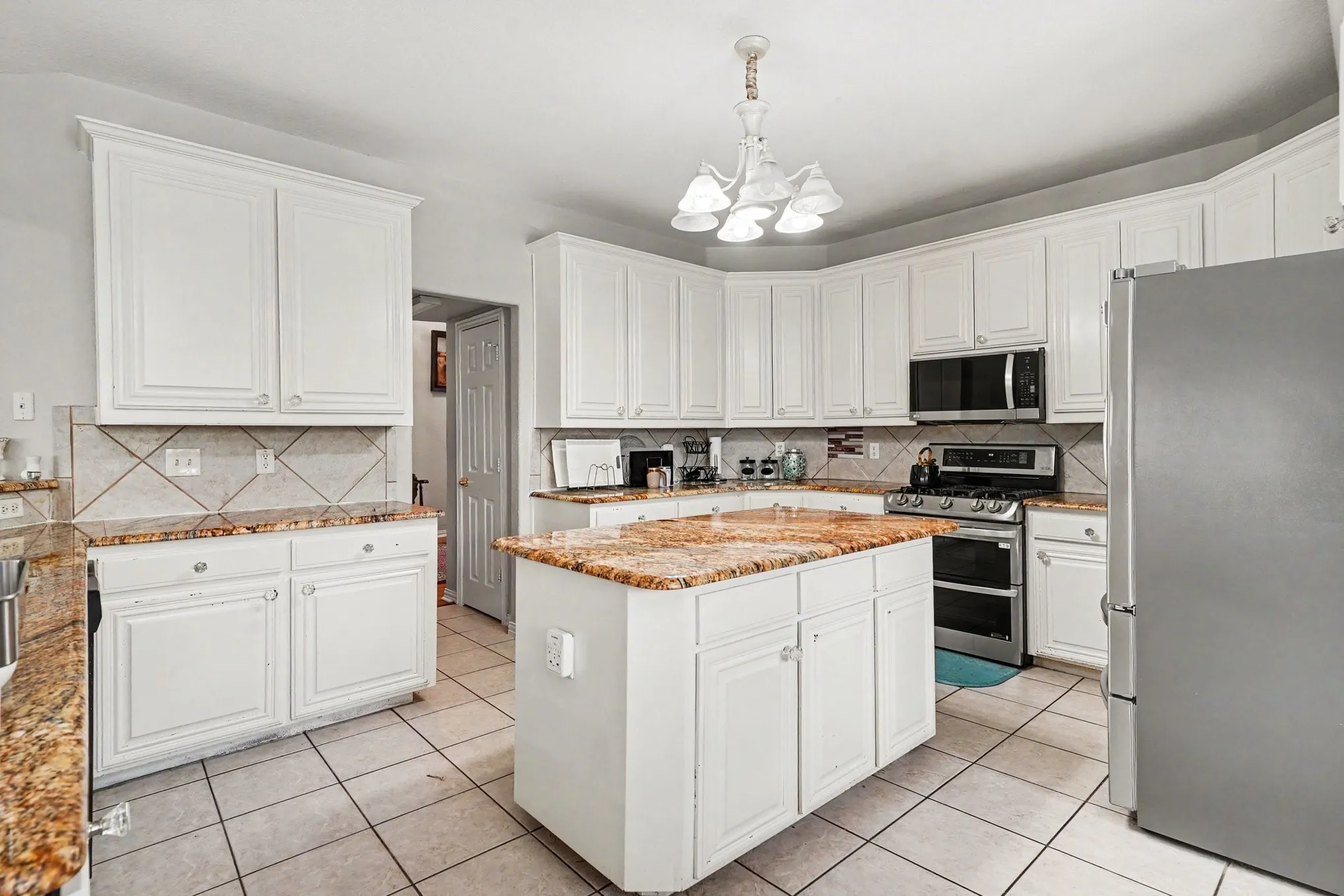 Single Family Residence For Rent in Tarrant County , 8660 Lariat Circle, Fort Worth, Texas 76244, 4 Bedroom, 4 Bathroom, 2 Garage spaces, 3,744 Sqft, built in 2002, Price $3,400, mls#21298956, Real Estate Agent in Fort Worth, Homes For Rent in Tarrant county, Homes For Rent in Fort Worth, Realtor in Fort Worth Texas, Real Estate Brokerage Independent Realty Texas, Luminita Cordes Realtor