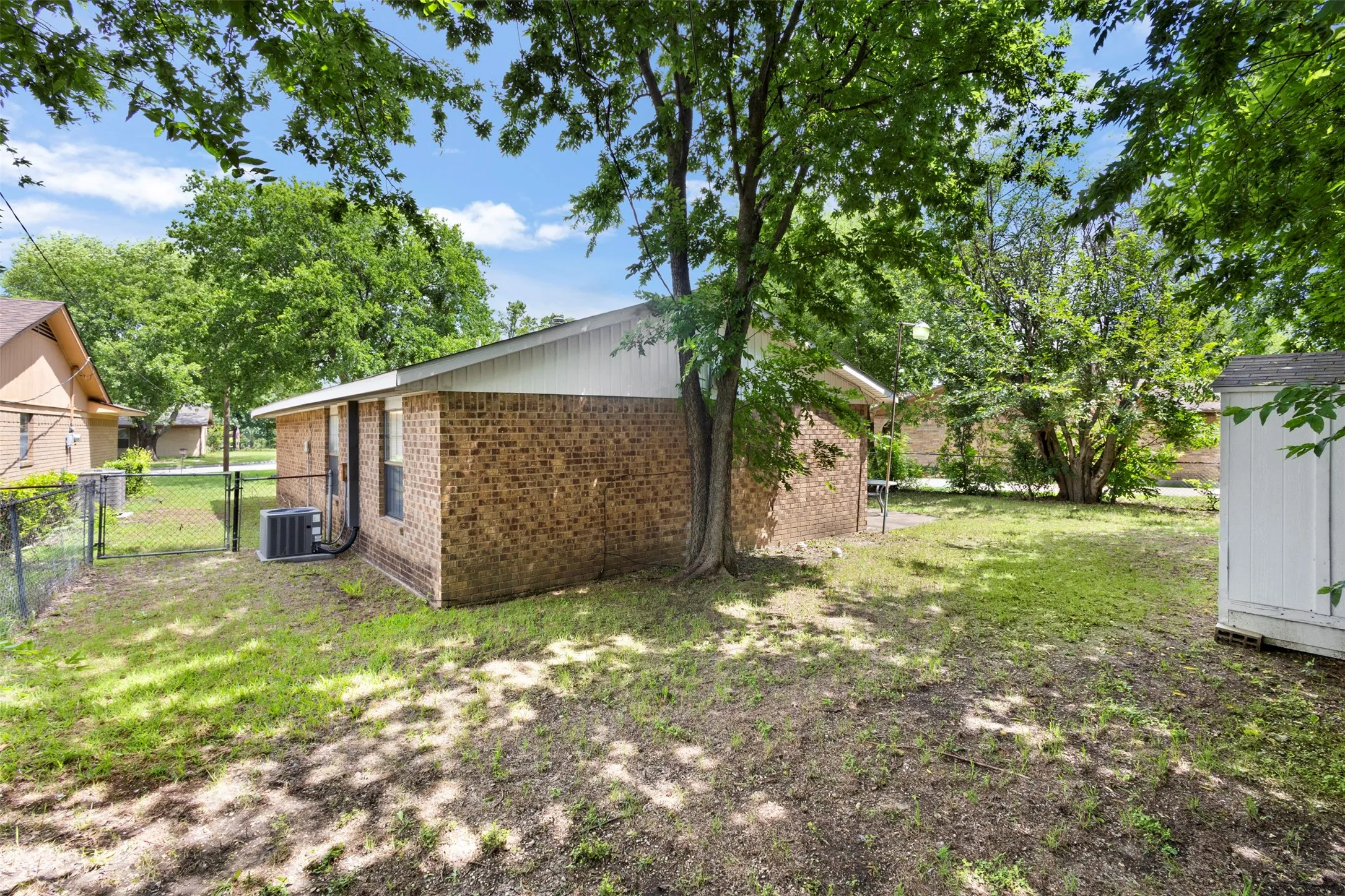 Single Family Residence For Sale in Ellis County , 111 Alamo Street, Waxahachie, Texas 75165, 3 Bedroom, 2 Bathroom, Garage spaces, 1,025 Sqft, built in 1978, mls#21299378, Real Estate Agent in Waxahachie, Homes For Sale in Ellis county, Homes For Sale in Waxahachie, Realtor in Waxahachie Texas, Real Estate Brokerage Independent Realty Texas, Luminita Cordes Realtor