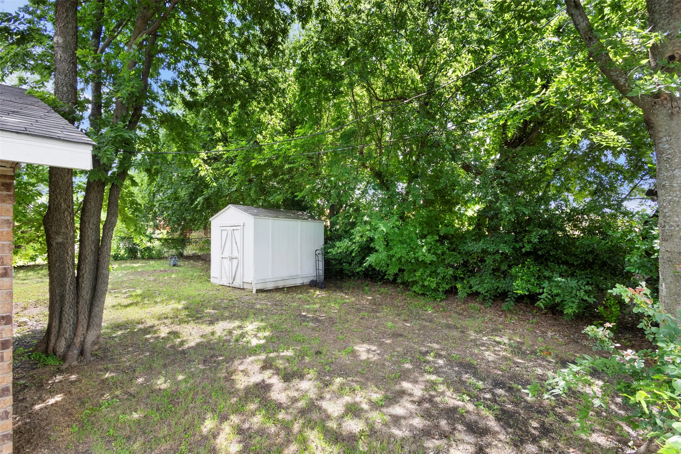 Single Family Residence For Sale in Ellis County , 111 Alamo Street, Waxahachie, Texas 75165, 3 Bedroom, 2 Bathroom, Garage spaces, 1,025 Sqft, built in 1978, mls#21299378, Real Estate Agent in Waxahachie, Homes For Sale in Ellis county, Homes For Sale in Waxahachie, Realtor in Waxahachie Texas, Real Estate Brokerage Independent Realty Texas, Luminita Cordes Realtor