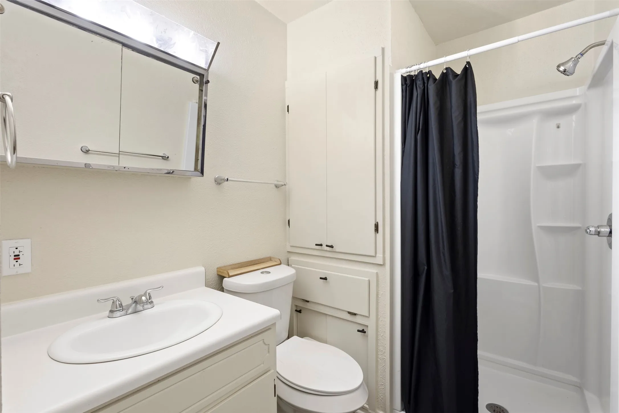 Single Family Residence For Sale in Ellis County , 111 Alamo Street, Waxahachie, Texas 75165, 3 Bedroom, 2 Bathroom, Garage spaces, 1,025 Sqft, built in 1978, mls#21299378, Real Estate Agent in Waxahachie, Homes For Sale in Ellis county, Homes For Sale in Waxahachie, Realtor in Waxahachie Texas, Real Estate Brokerage Independent Realty Texas, Luminita Cordes Realtor