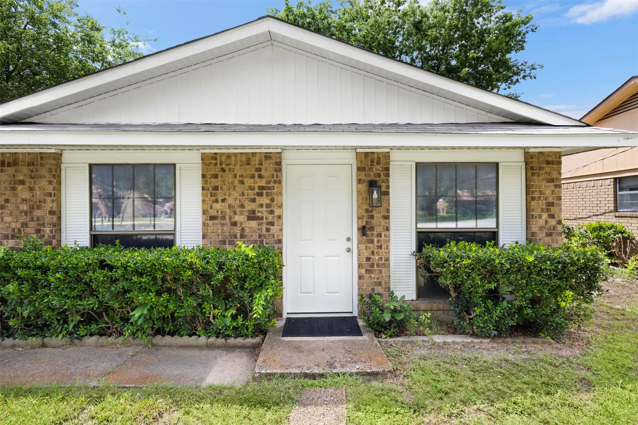 Single Family Residence For Sale in Ellis County , 111 Alamo Street, Waxahachie, Texas 75165, 3 Bedroom, 2 Bathroom, Garage spaces, 1,025 Sqft, built in 1978, mls#21299378, Real Estate Agent in Waxahachie, Homes For Sale in Ellis county, Homes For Sale in Waxahachie, Realtor in Waxahachie Texas, Real Estate Brokerage Independent Realty Texas, Luminita Cordes Realtor