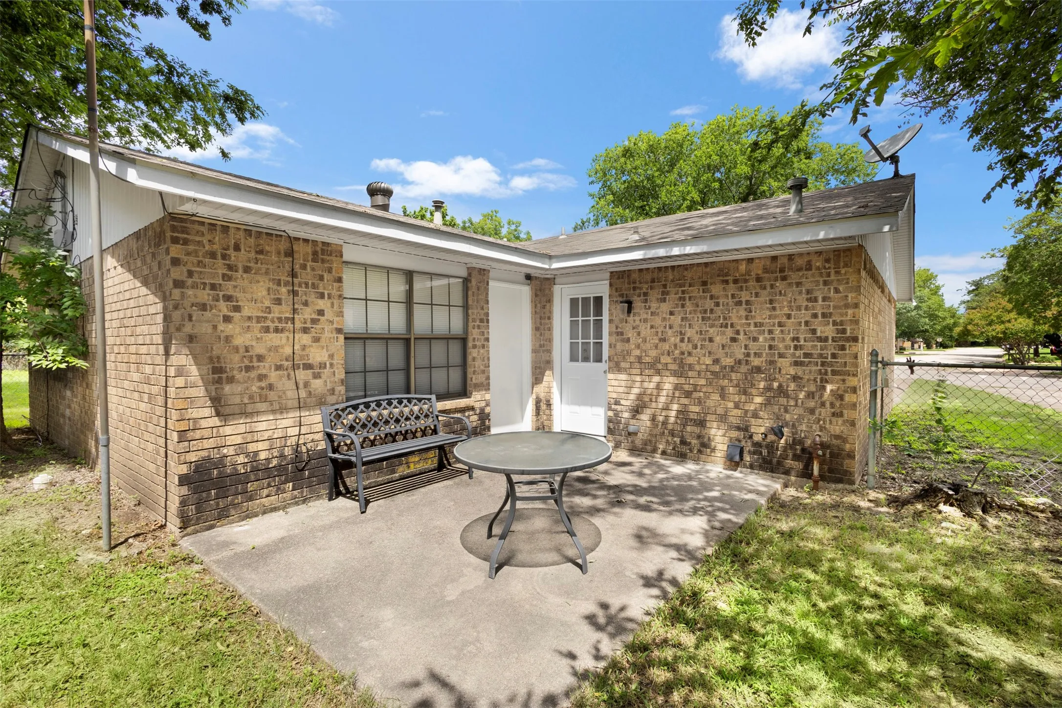 Single Family Residence For Sale in Ellis County , 111 Alamo Street, Waxahachie, Texas 75165, 3 Bedroom, 2 Bathroom, Garage spaces, 1,025 Sqft, built in 1978, mls#21299378, Real Estate Agent in Waxahachie, Homes For Sale in Ellis county, Homes For Sale in Waxahachie, Realtor in Waxahachie Texas, Real Estate Brokerage Independent Realty Texas, Luminita Cordes Realtor