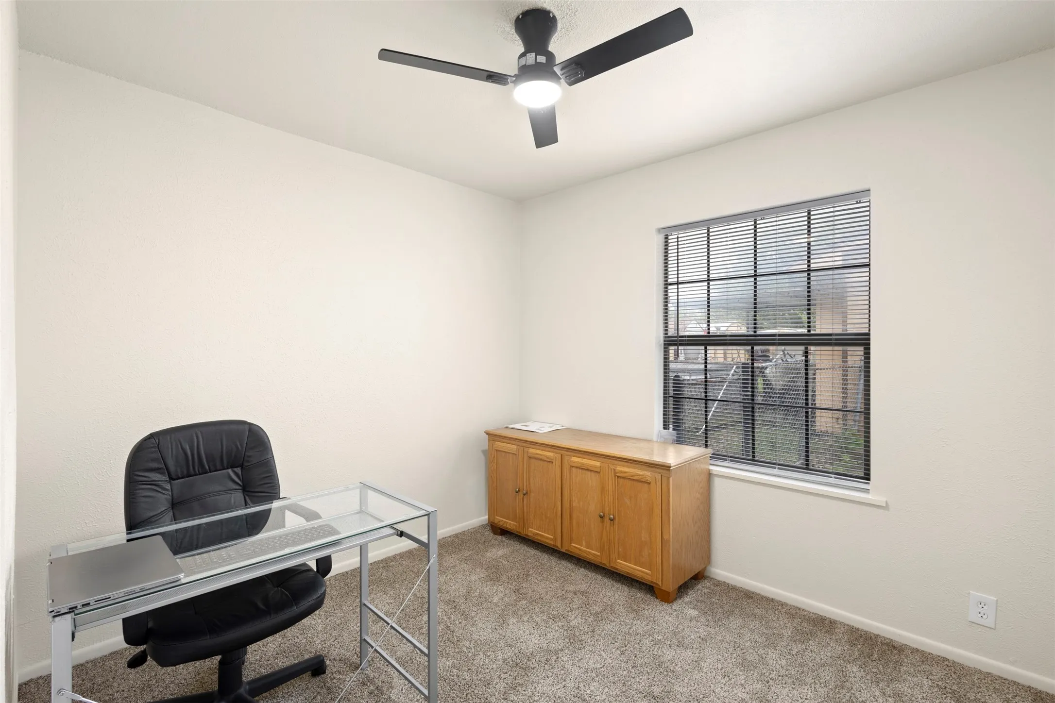 Single Family Residence For Sale in Ellis County , 111 Alamo Street, Waxahachie, Texas 75165, 3 Bedroom, 2 Bathroom, Garage spaces, 1,025 Sqft, built in 1978, mls#21299378, Real Estate Agent in Waxahachie, Homes For Sale in Ellis county, Homes For Sale in Waxahachie, Realtor in Waxahachie Texas, Real Estate Brokerage Independent Realty Texas, Luminita Cordes Realtor