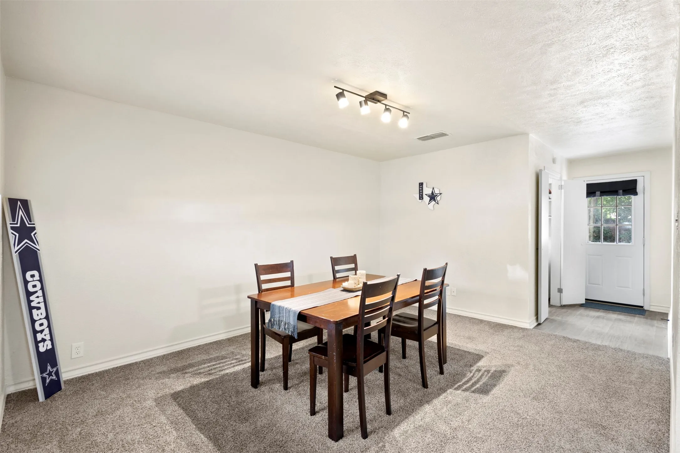 Single Family Residence For Sale in Ellis County , 111 Alamo Street, Waxahachie, Texas 75165, 3 Bedroom, 2 Bathroom, Garage spaces, 1,025 Sqft, built in 1978, mls#21299378, Real Estate Agent in Waxahachie, Homes For Sale in Ellis county, Homes For Sale in Waxahachie, Realtor in Waxahachie Texas, Real Estate Brokerage Independent Realty Texas, Luminita Cordes Realtor