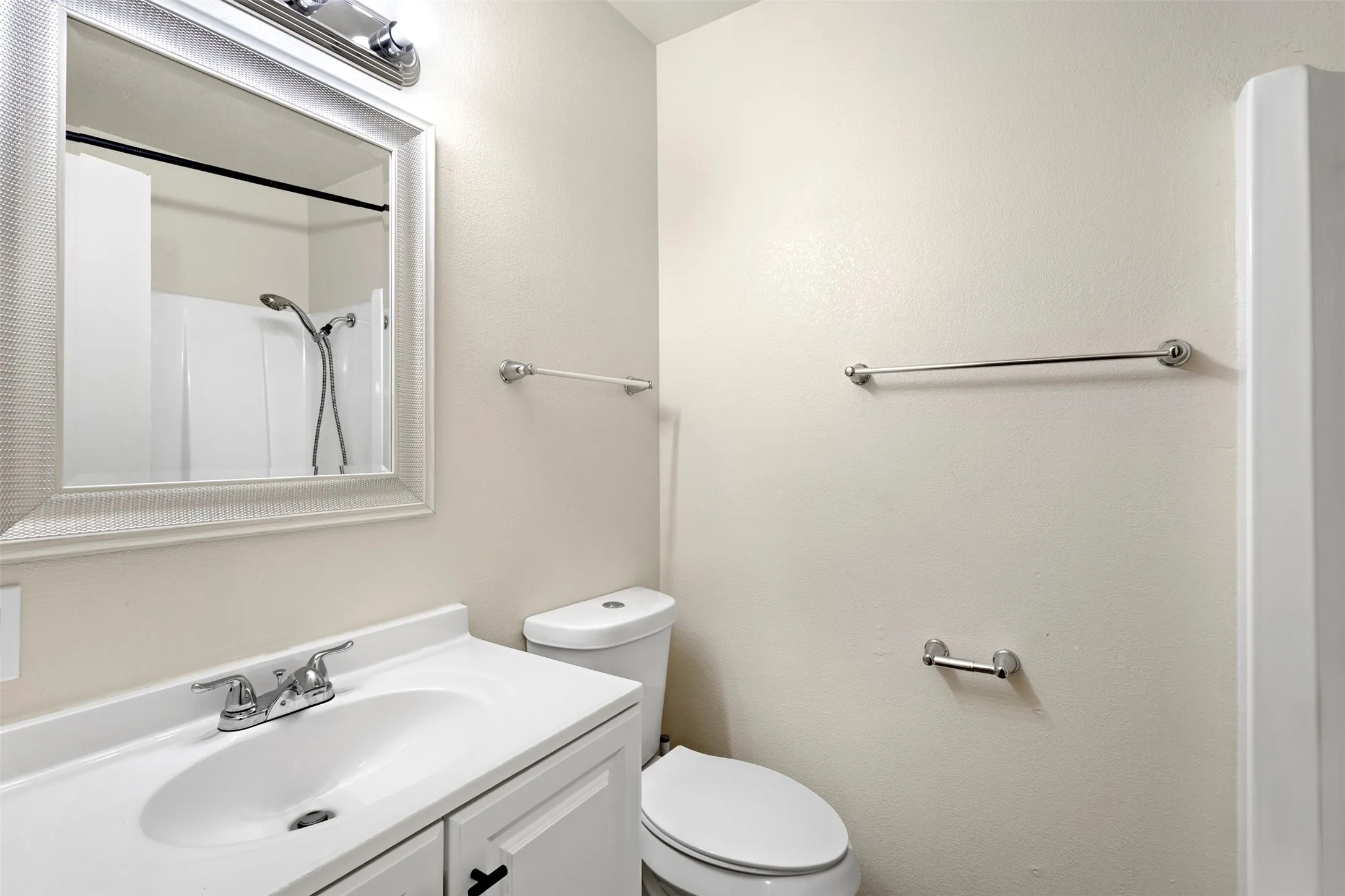 Single Family Residence For Sale in Ellis County , 111 Alamo Street, Waxahachie, Texas 75165, 3 Bedroom, 2 Bathroom, Garage spaces, 1,025 Sqft, built in 1978, mls#21299378, Real Estate Agent in Waxahachie, Homes For Sale in Ellis county, Homes For Sale in Waxahachie, Realtor in Waxahachie Texas, Real Estate Brokerage Independent Realty Texas, Luminita Cordes Realtor