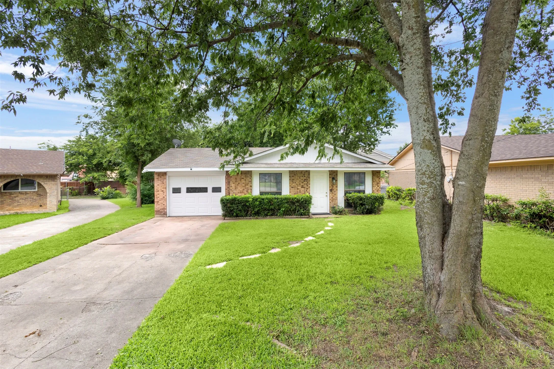 Single Family Residence For Sale in Ellis County , 111 Alamo Street, Waxahachie, Texas 75165, 3 Bedroom, 2 Bathroom, Garage spaces, 1,025 Sqft, built in 1978, mls#21299378, Real Estate Agent in Waxahachie, Homes For Sale in Ellis county, Homes For Sale in Waxahachie, Realtor in Waxahachie Texas, Real Estate Brokerage Independent Realty Texas, Luminita Cordes Realtor