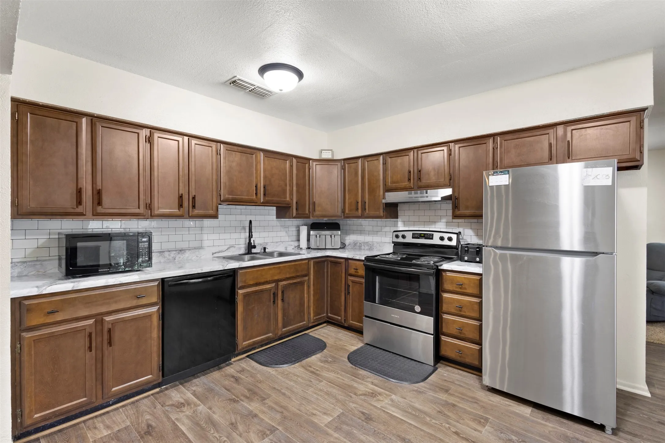 Single Family Residence For Sale in Ellis County , 111 Alamo Street, Waxahachie, Texas 75165, 3 Bedroom, 2 Bathroom, Garage spaces, 1,025 Sqft, built in 1978, mls#21299378, Real Estate Agent in Waxahachie, Homes For Sale in Ellis county, Homes For Sale in Waxahachie, Realtor in Waxahachie Texas, Real Estate Brokerage Independent Realty Texas, Luminita Cordes Realtor