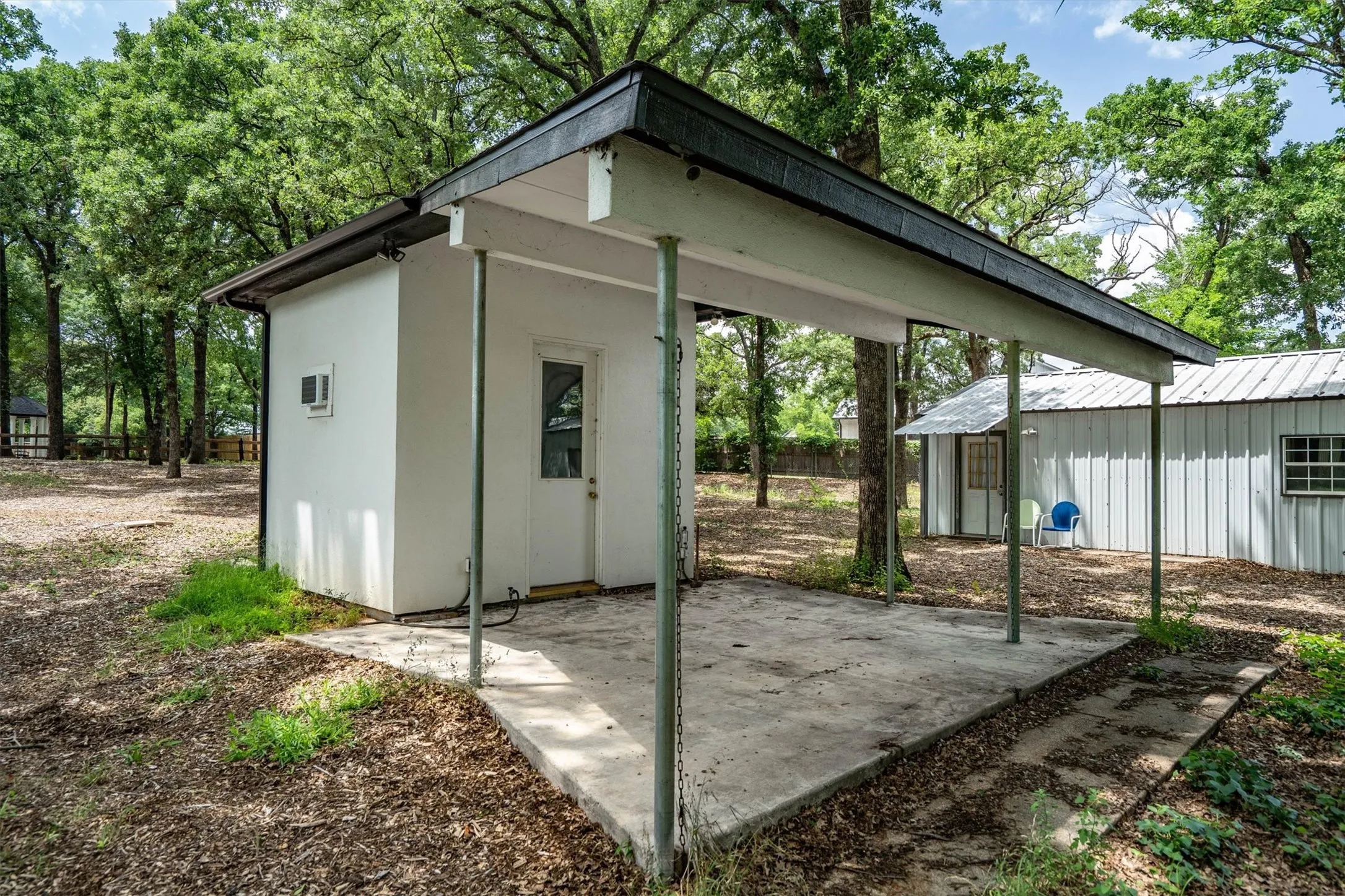 Perfect little "she-shed" craft room