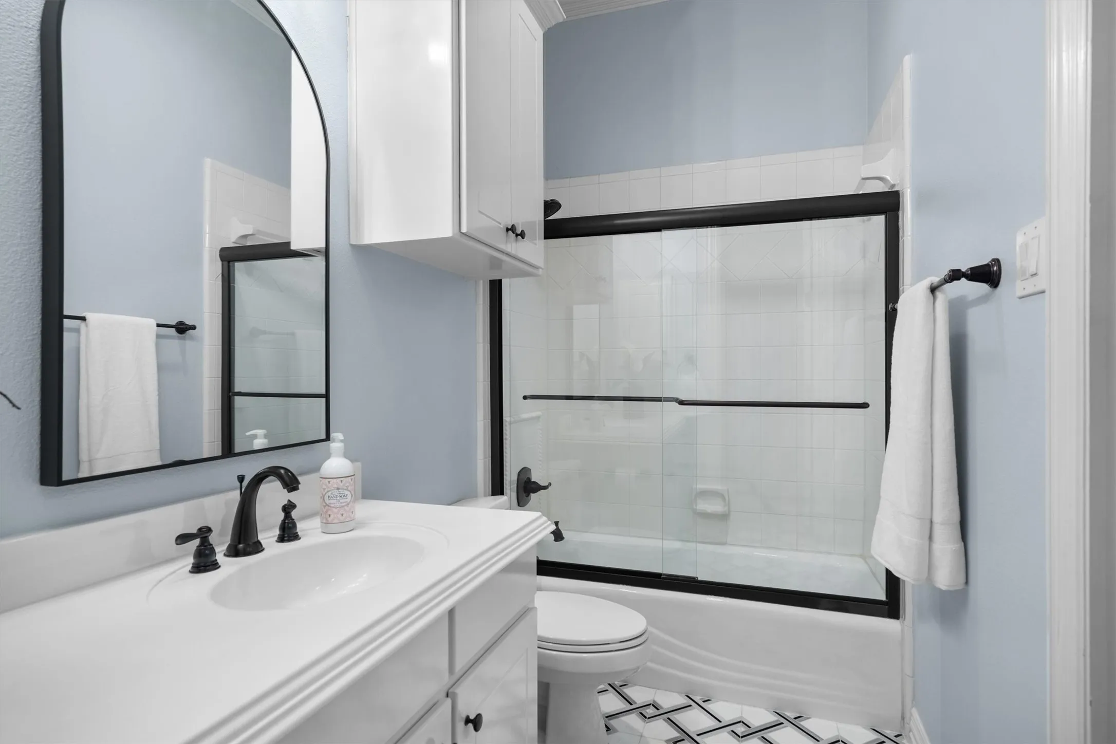 En suite bath for the split bedroom