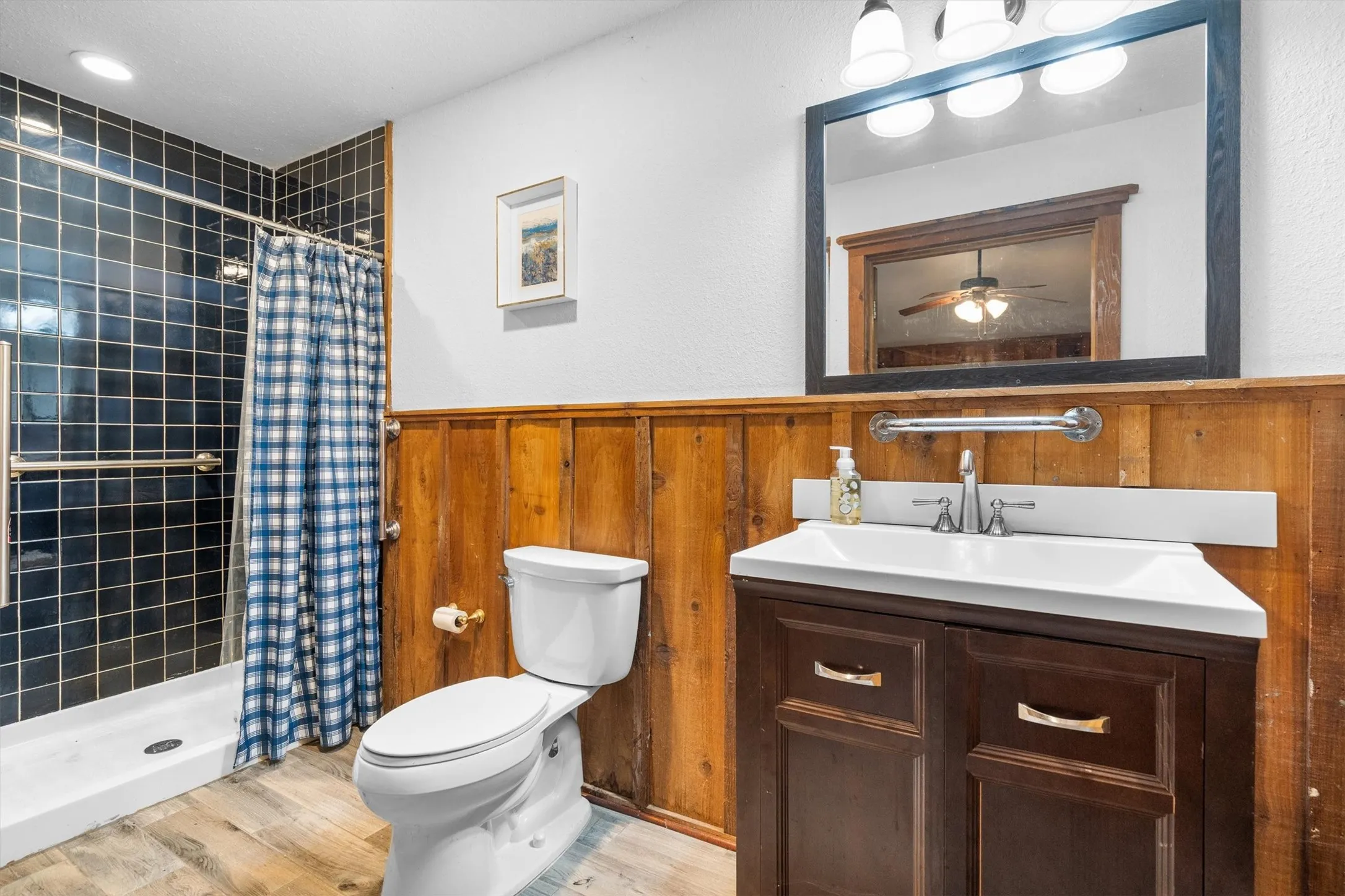 Full bath in guest quarters