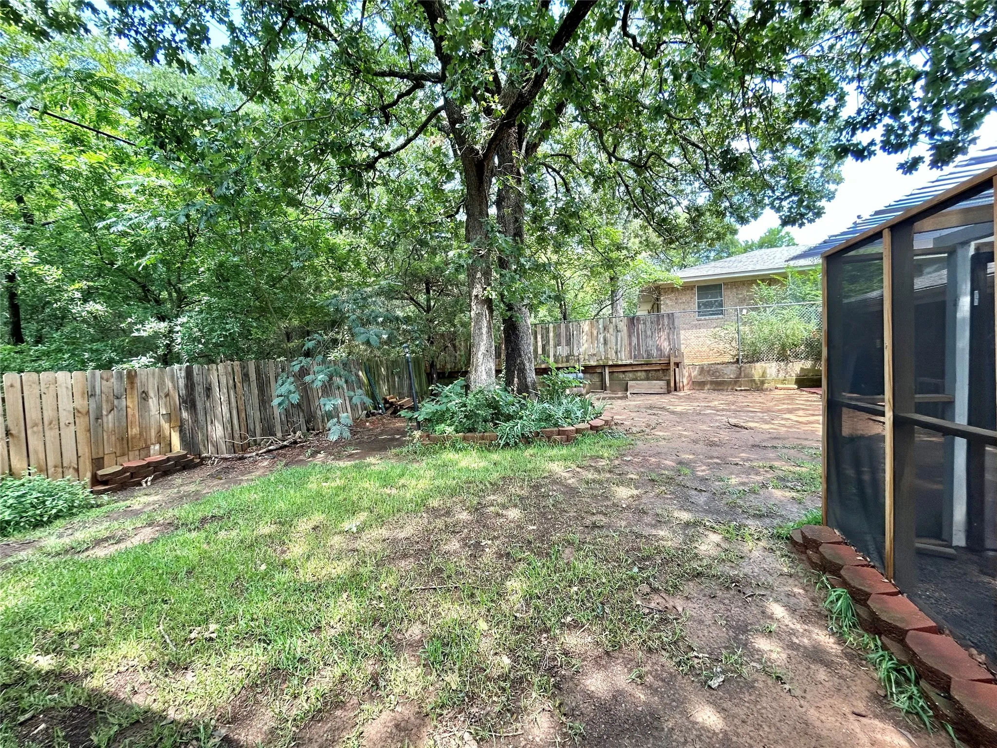 Single Family Residence For Sale in Grayson County , 1335 Crestview Drive, Denison, Texas 75020, 3 Bedroom, 2 Bathroom, 3 Garage spaces, 1,612 Sqft, built in 1968, mls#21299386, Real Estate Agent in Denison, Homes For Sale in Grayson county, Homes For Sale in Denison, Realtor in Denison Texas, Real Estate Brokerage Independent Realty Texas, Luminita Cordes Realtor
