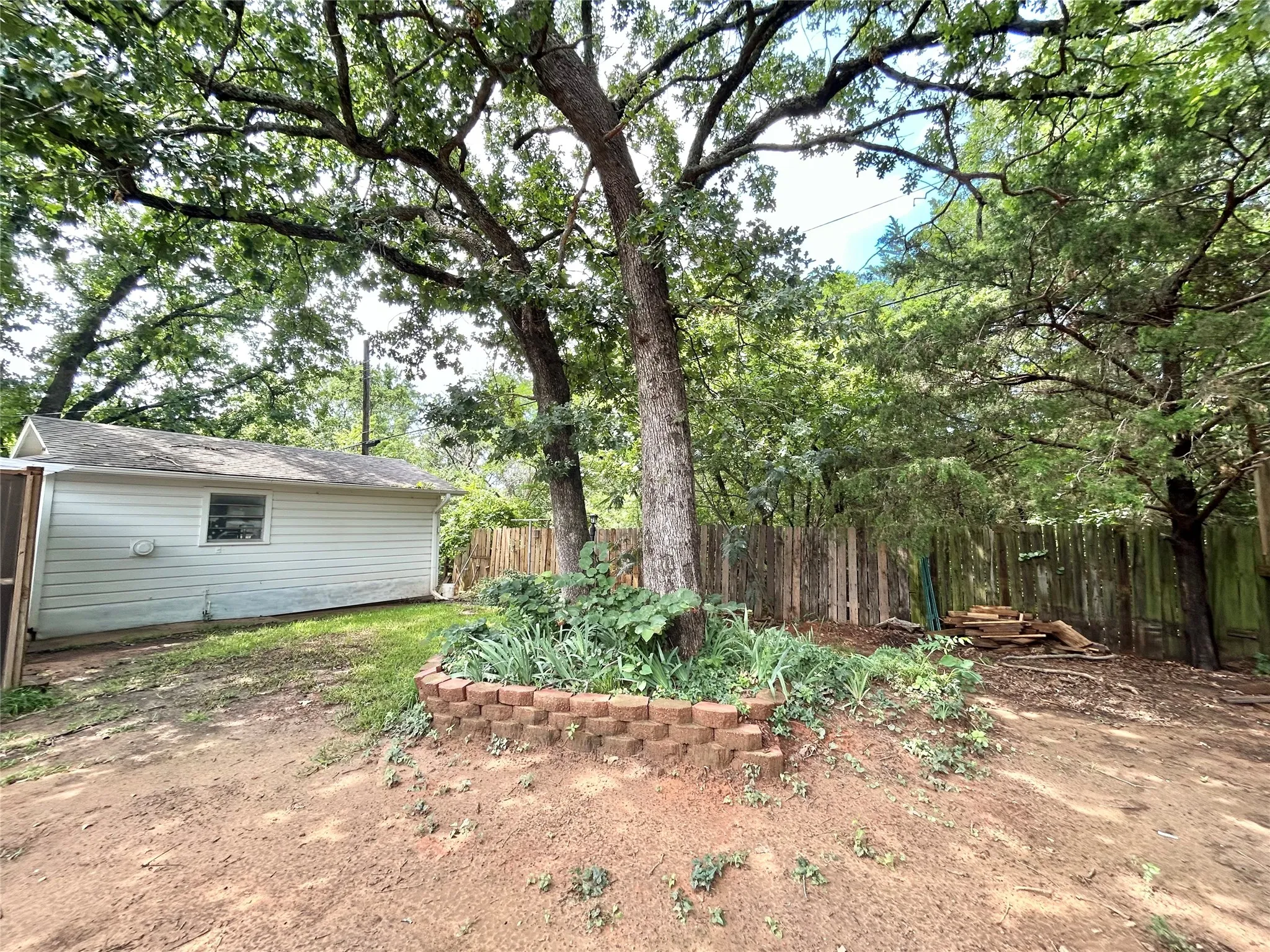 Single Family Residence For Sale in Grayson County , 1335 Crestview Drive, Denison, Texas 75020, 3 Bedroom, 2 Bathroom, 3 Garage spaces, 1,612 Sqft, built in 1968, mls#21299386, Real Estate Agent in Denison, Homes For Sale in Grayson county, Homes For Sale in Denison, Realtor in Denison Texas, Real Estate Brokerage Independent Realty Texas, Luminita Cordes Realtor