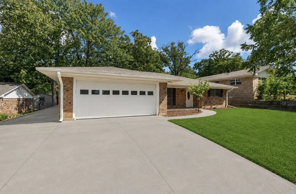 Single Family Residence For Sale in Grayson County , 1335 Crestview Drive, Denison, Texas 75020, 3 Bedroom, 2 Bathroom, 3 Garage spaces, 1,612 Sqft, built in 1968, mls#21299386, Real Estate Agent in Denison, Homes For Sale in Grayson county, Homes For Sale in Denison, Realtor in Denison Texas, Real Estate Brokerage Independent Realty Texas, Luminita Cordes Realtor