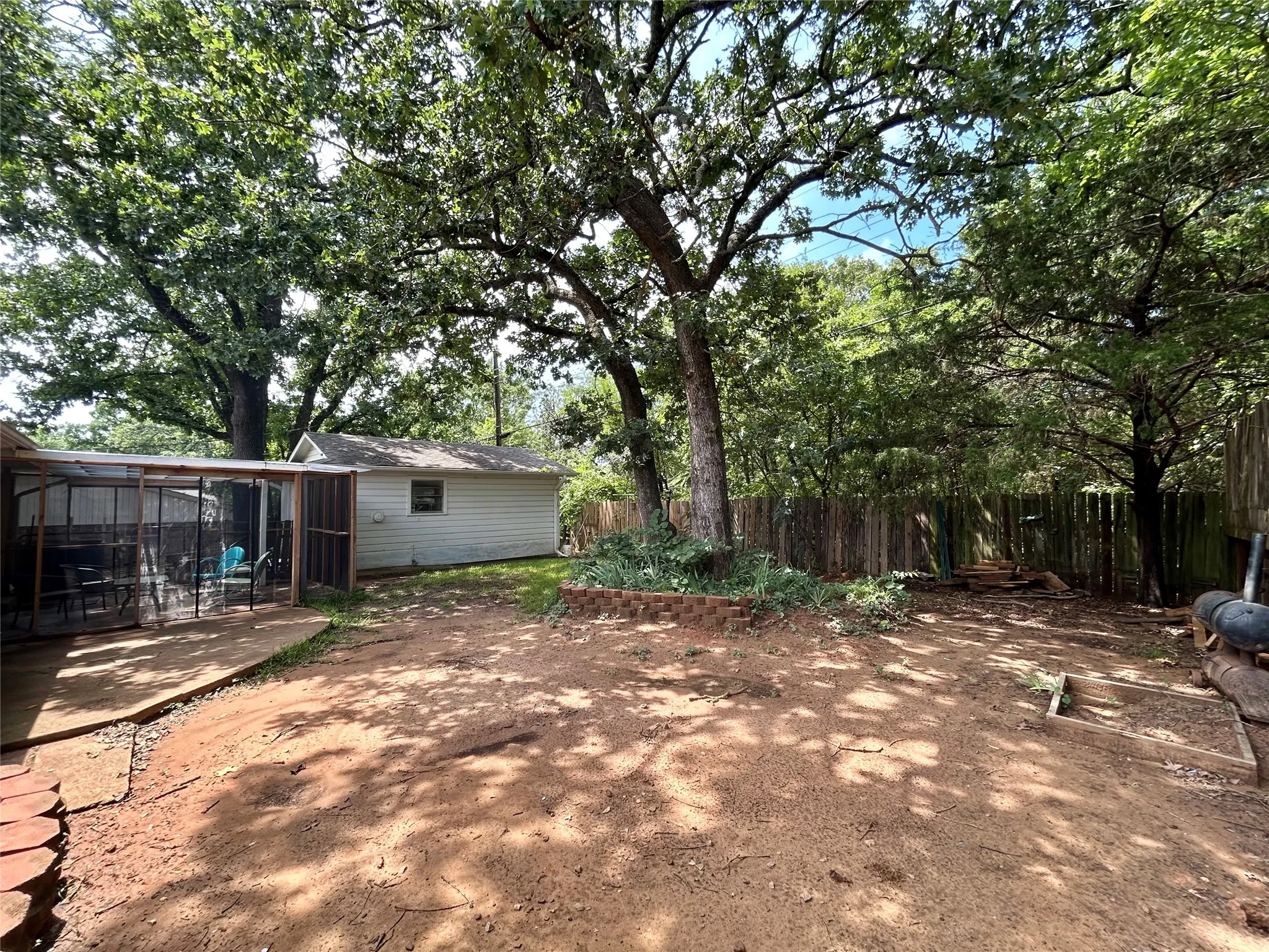 Single Family Residence For Sale in Grayson County , 1335 Crestview Drive, Denison, Texas 75020, 3 Bedroom, 2 Bathroom, 3 Garage spaces, 1,612 Sqft, built in 1968, mls#21299386, Real Estate Agent in Denison, Homes For Sale in Grayson county, Homes For Sale in Denison, Realtor in Denison Texas, Real Estate Brokerage Independent Realty Texas, Luminita Cordes Realtor