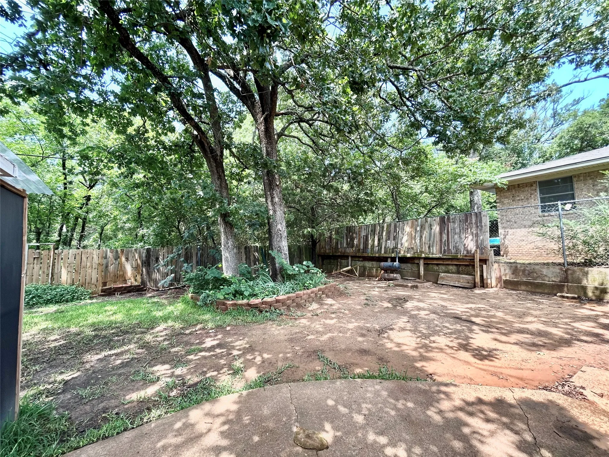 Single Family Residence For Sale in Grayson County , 1335 Crestview Drive, Denison, Texas 75020, 3 Bedroom, 2 Bathroom, 3 Garage spaces, 1,612 Sqft, built in 1968, mls#21299386, Real Estate Agent in Denison, Homes For Sale in Grayson county, Homes For Sale in Denison, Realtor in Denison Texas, Real Estate Brokerage Independent Realty Texas, Luminita Cordes Realtor