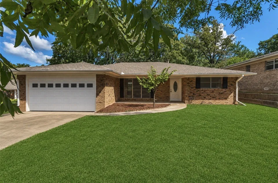 Single Family Residence For Sale in Grayson County , 1335 Crestview Drive, Denison, Texas 75020, 3 Bedroom, 2 Bathroom, 3 Garage spaces, 1,612 Sqft, built in 1968, mls#21299386, Real Estate Agent in Denison, Homes For Sale in Grayson county, Homes For Sale in Denison, Realtor in Denison Texas, Real Estate Brokerage Independent Realty Texas, Luminita Cordes Realtor
