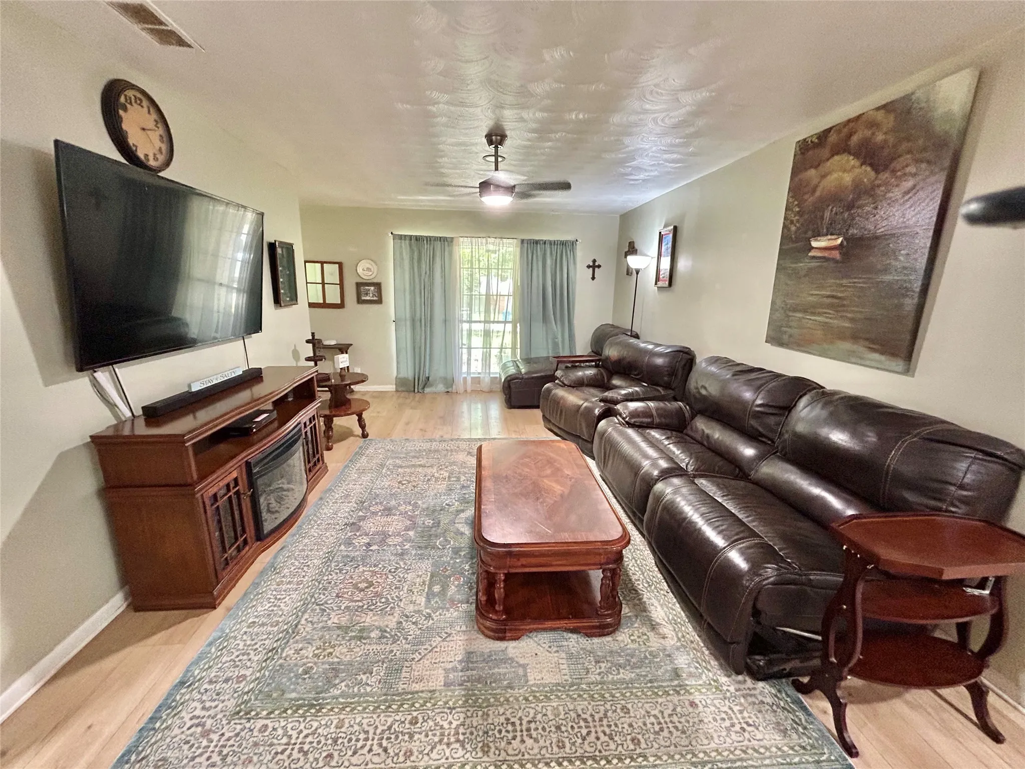 Single Family Residence For Sale in Grayson County , 1335 Crestview Drive, Denison, Texas 75020, 3 Bedroom, 2 Bathroom, 3 Garage spaces, 1,612 Sqft, built in 1968, mls#21299386, Real Estate Agent in Denison, Homes For Sale in Grayson county, Homes For Sale in Denison, Realtor in Denison Texas, Real Estate Brokerage Independent Realty Texas, Luminita Cordes Realtor